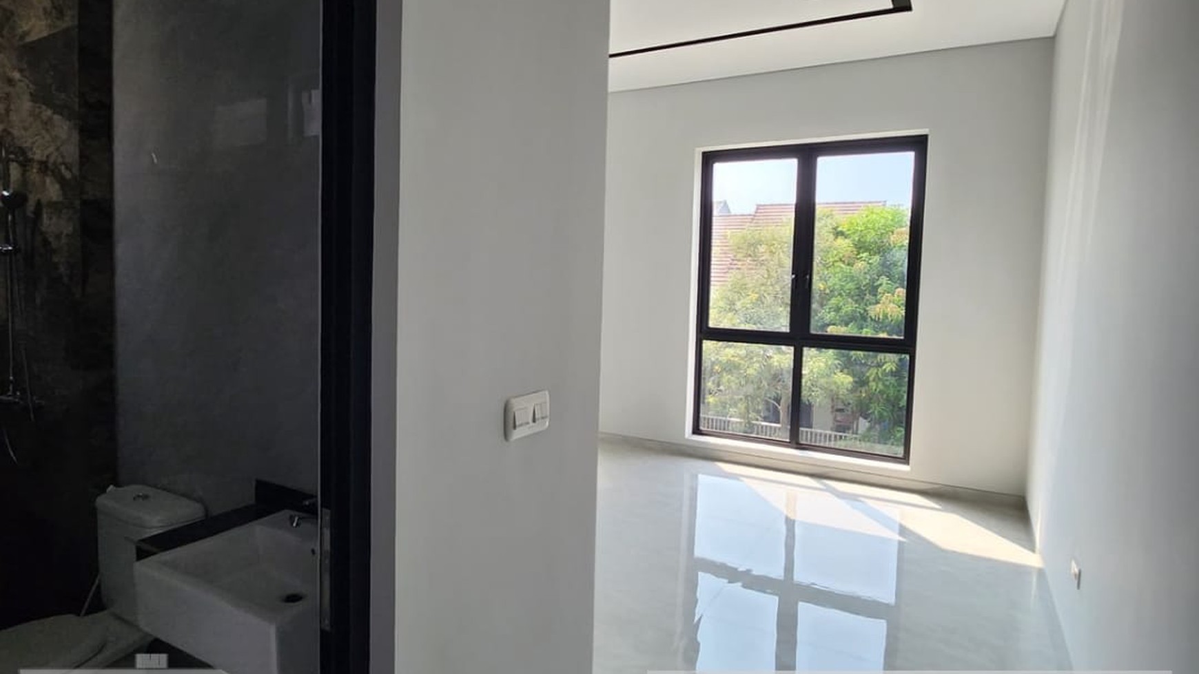 DIJUAL RUMAH MEWAH GRANITE TILE DENGAN DESAIN MODERN MINIMALIS DAN SIAP HUNI - WOODLAND CITRALAND 