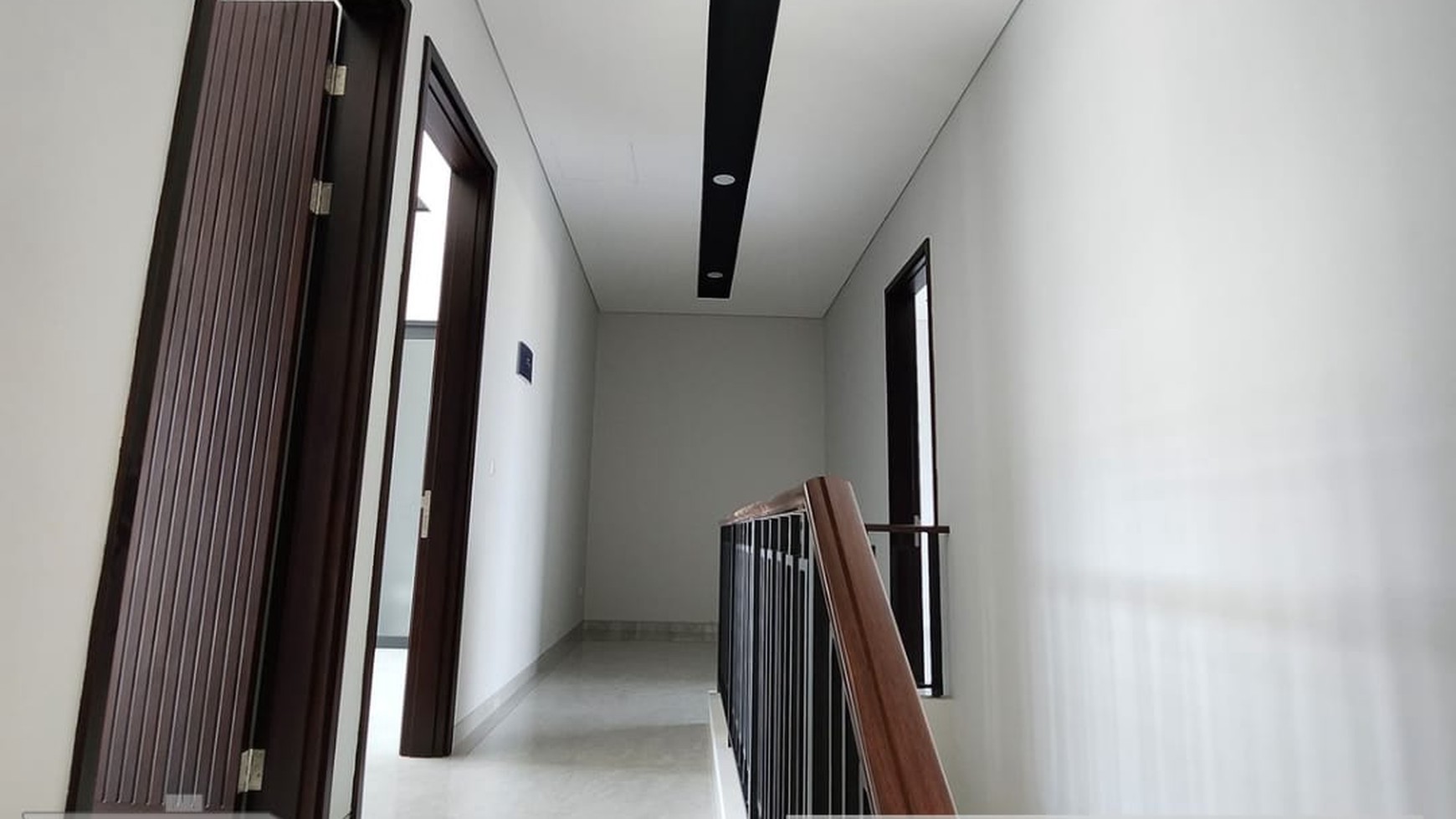 DIJUAL RUMAH MEWAH GRANITE TILE DENGAN DESAIN MODERN MINIMALIS DAN SIAP HUNI - WOODLAND CITRALAND 