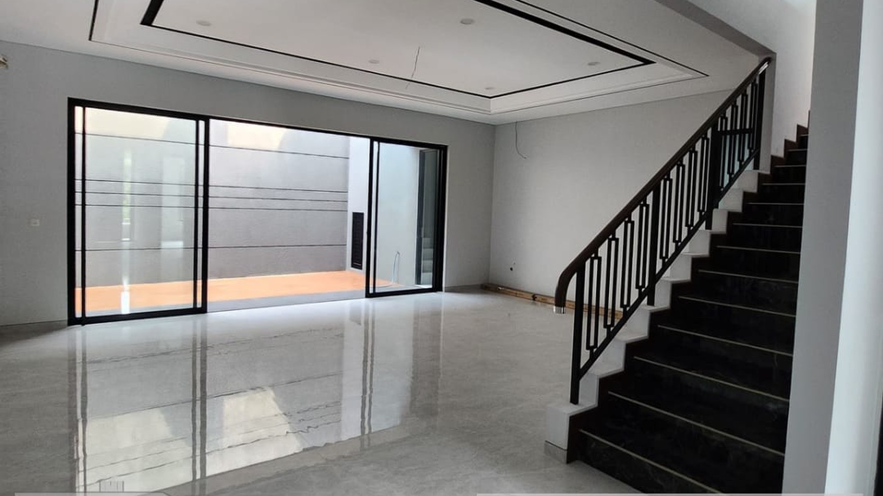 DIJUAL RUMAH MEWAH GRANITE TILE DENGAN DESAIN MODERN MINIMALIS DAN SIAP HUNI - WOODLAND CITRALAND 