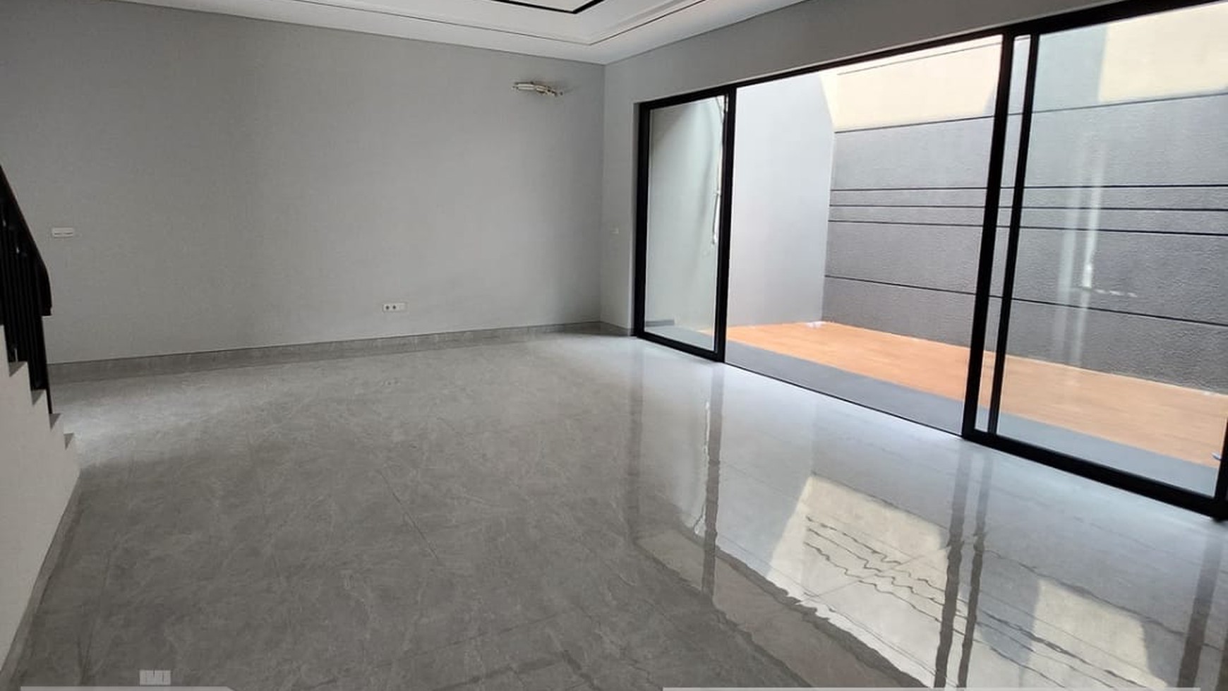 DIJUAL RUMAH MEWAH GRANITE TILE DENGAN DESAIN MODERN MINIMALIS DAN SIAP HUNI - WOODLAND CITRALAND 