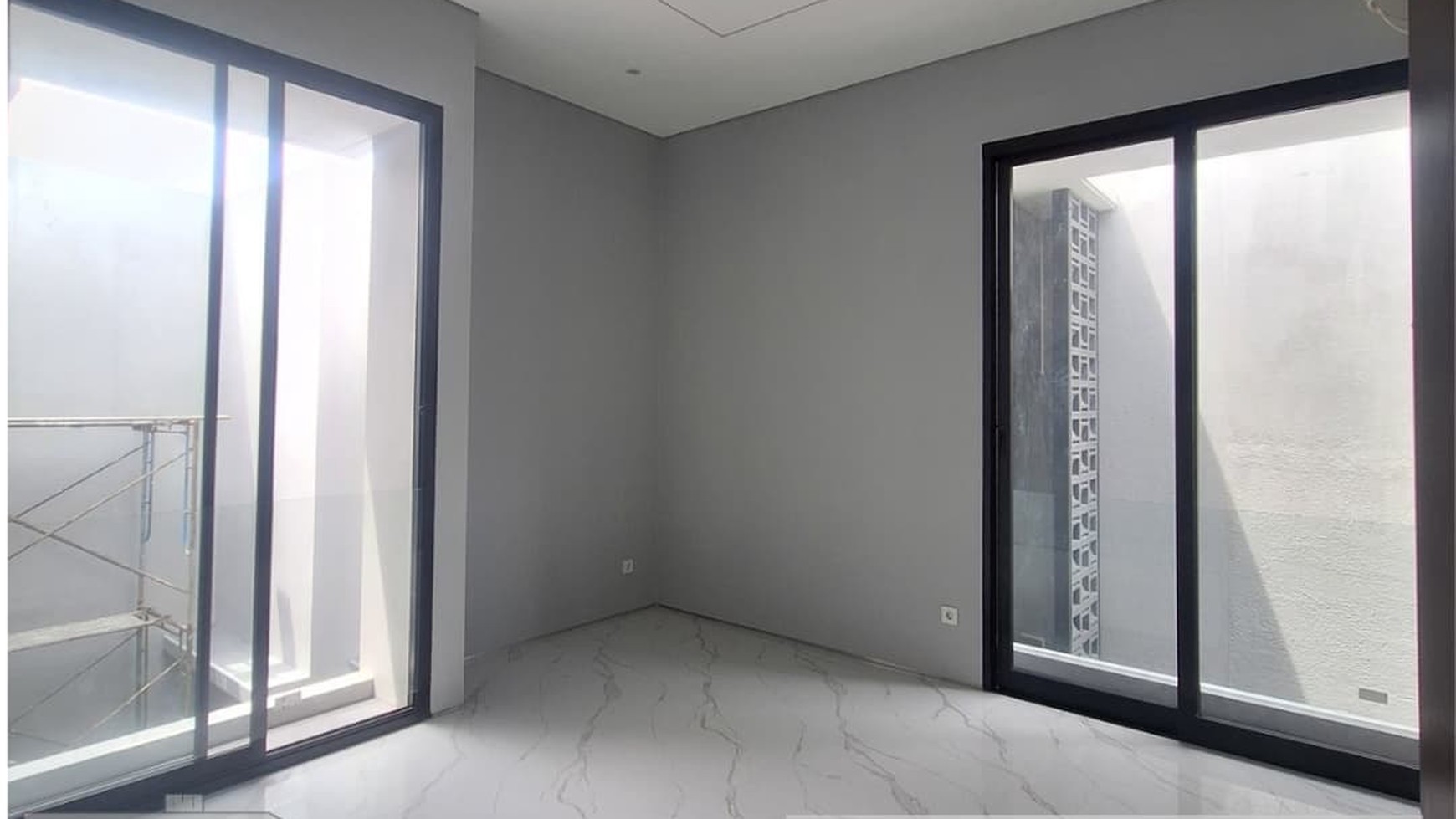 DIJUAL NEW HOUSE DENGAN DESIN MODERN MINIMALIS 2 LANTAI DAN SIAP HUNI - CITRALAND 