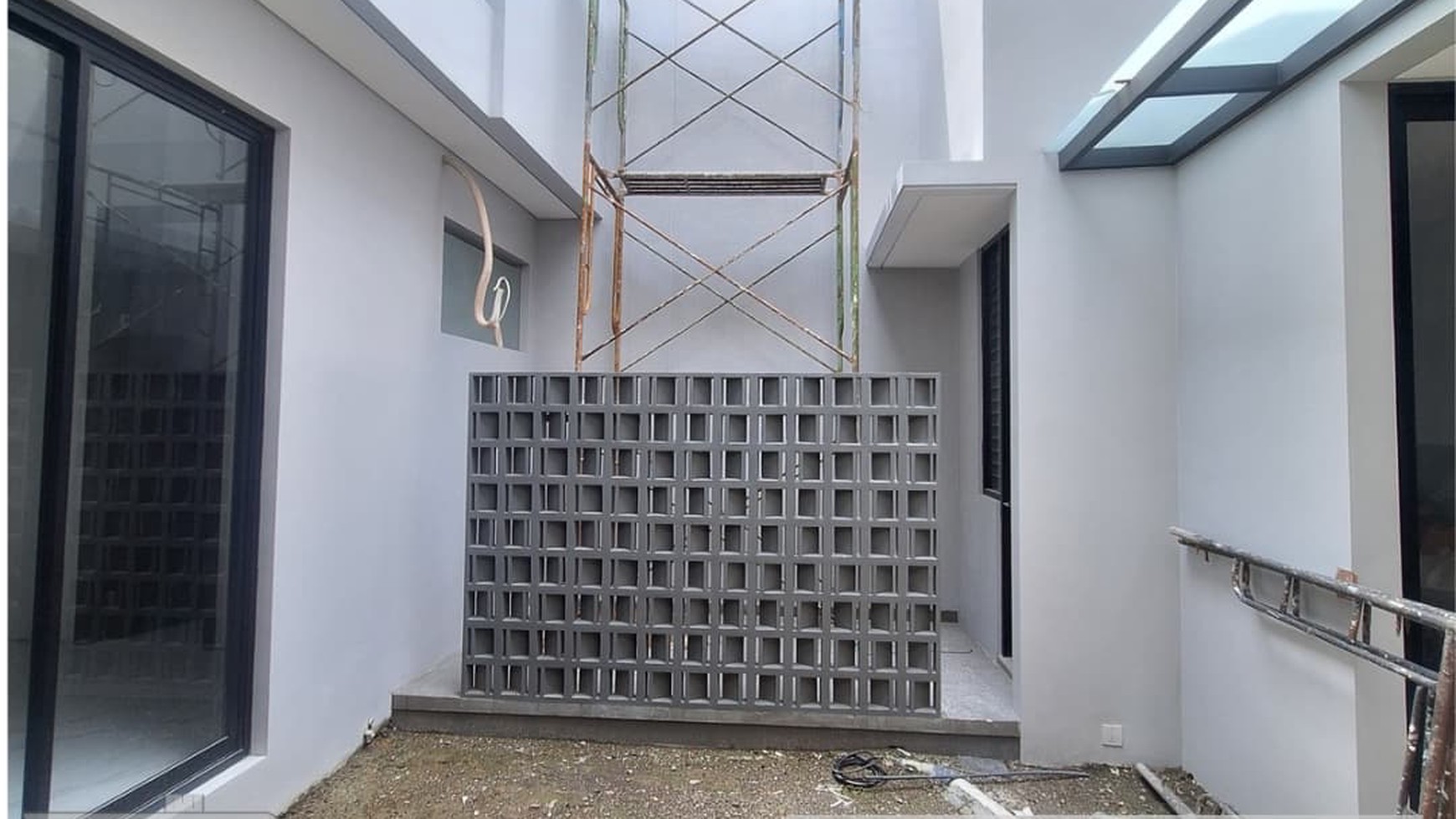 DIJUAL NEW HOUSE DENGAN DESIN MODERN MINIMALIS 2 LANTAI DAN SIAP HUNI - CITRALAND 