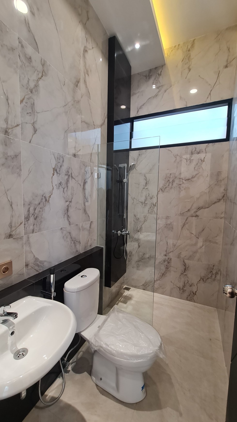 Dijual Rumah Baru Di Darmo Permai Timur, Surabaya