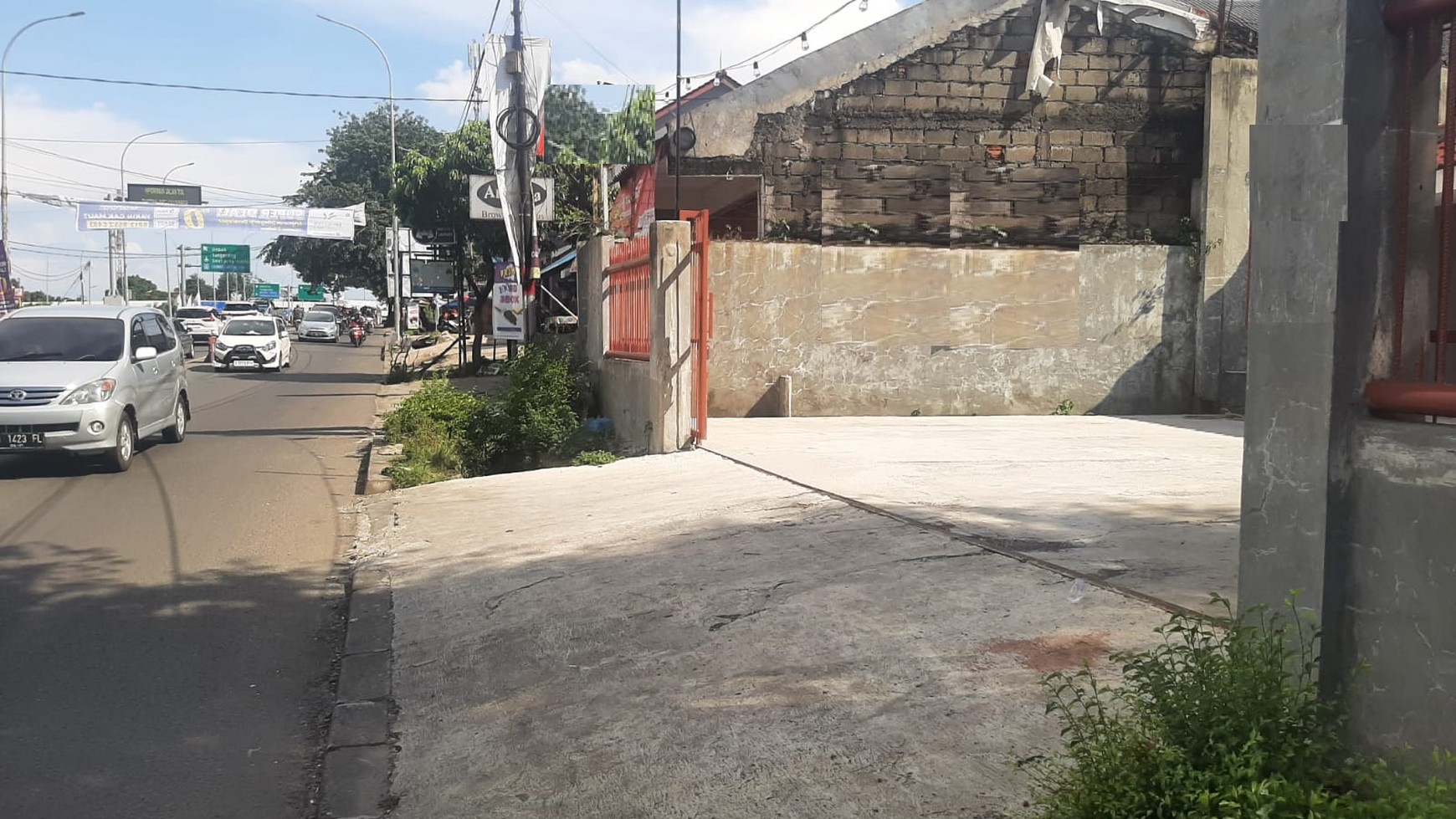 Kavling & Bangunan, lokasi di Jalan Utama di Ciputat.