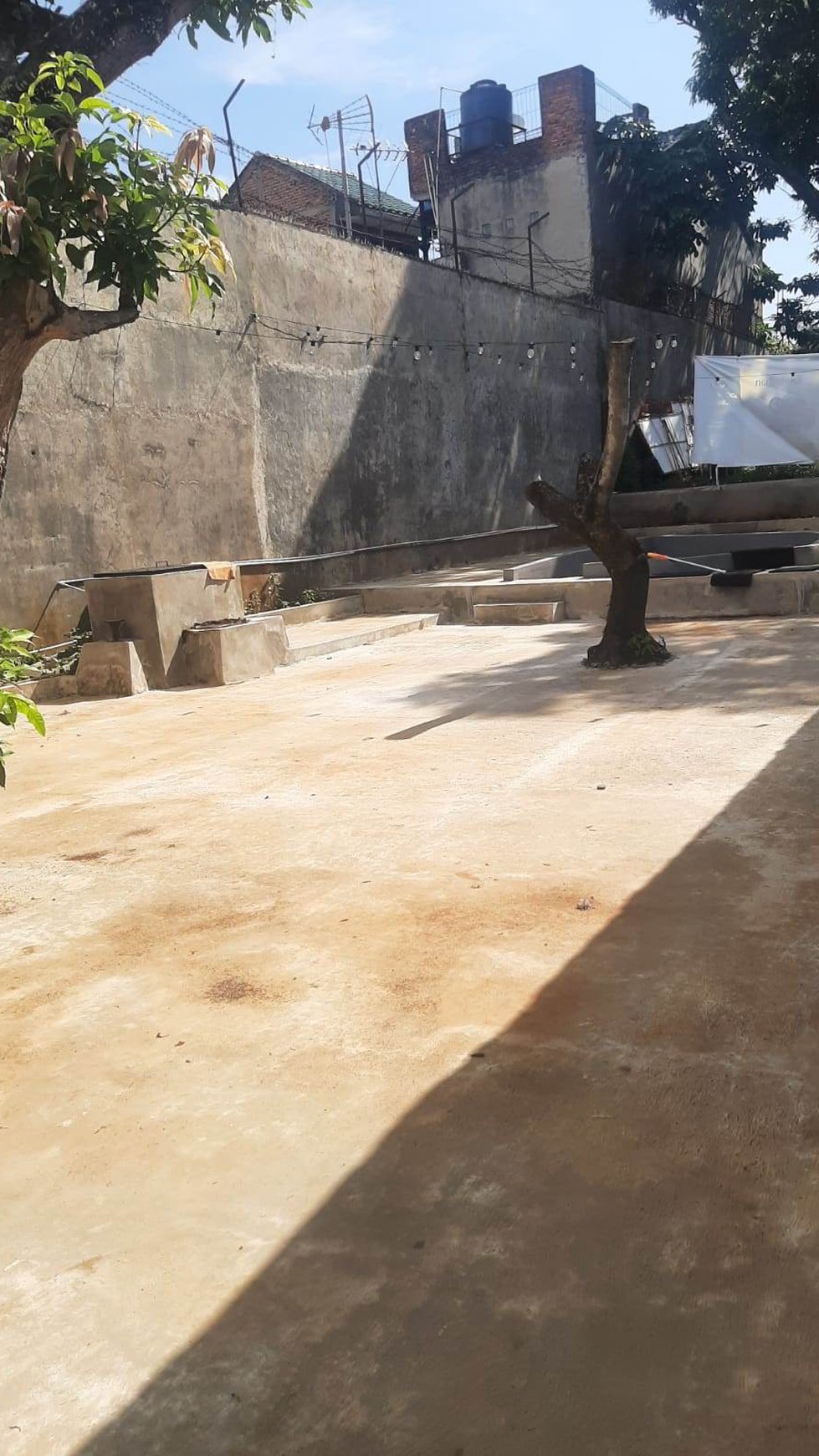 Kavling & Bangunan, lokasi di Jalan Utama di Ciputat.