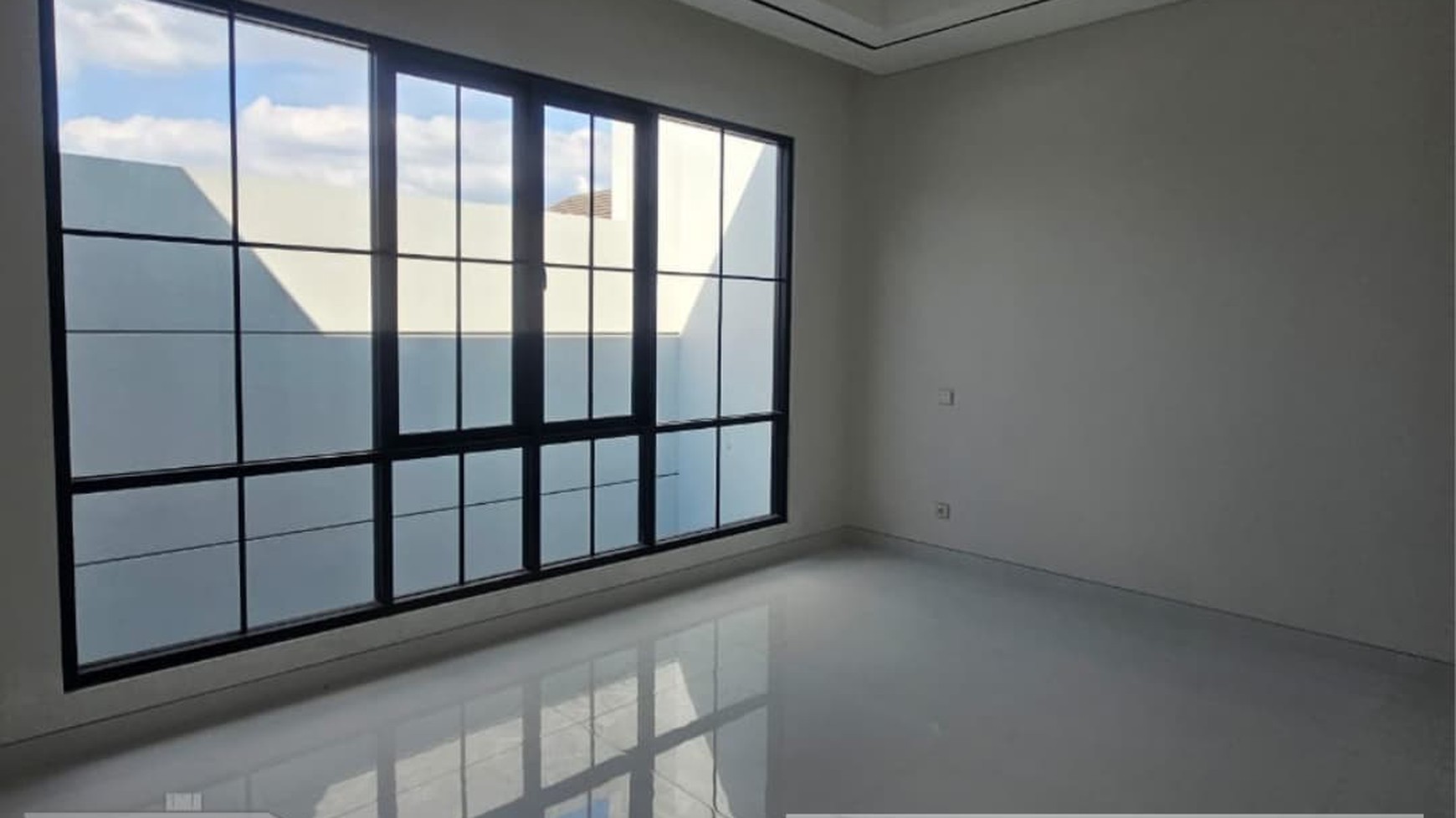 DIJUAL NEW HOUSE DENGAN DESAIN AMERICAN STYLE 3 LANTAI DAN SIAP HUNI - GRAHA FAMILI