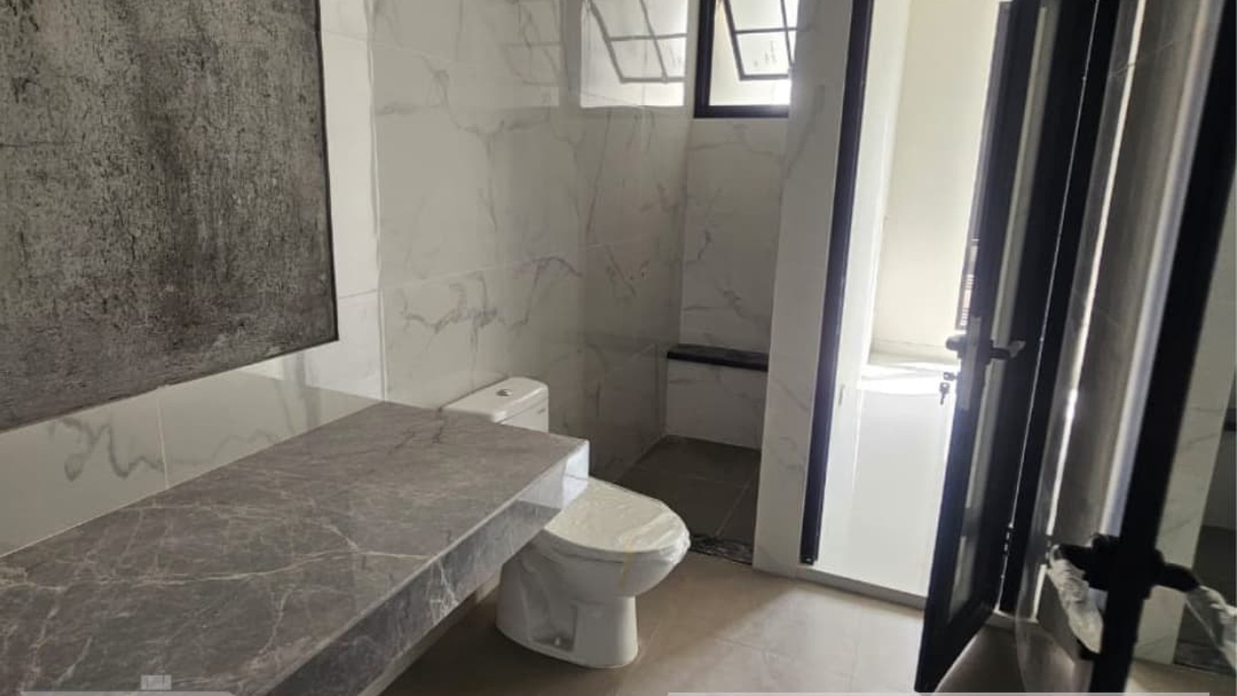 DIJUAL NEW HOUSE DENGAN DESAIN AMERICAN STYLE 3 LANTAI DAN SIAP HUNI - GRAHA FAMILI