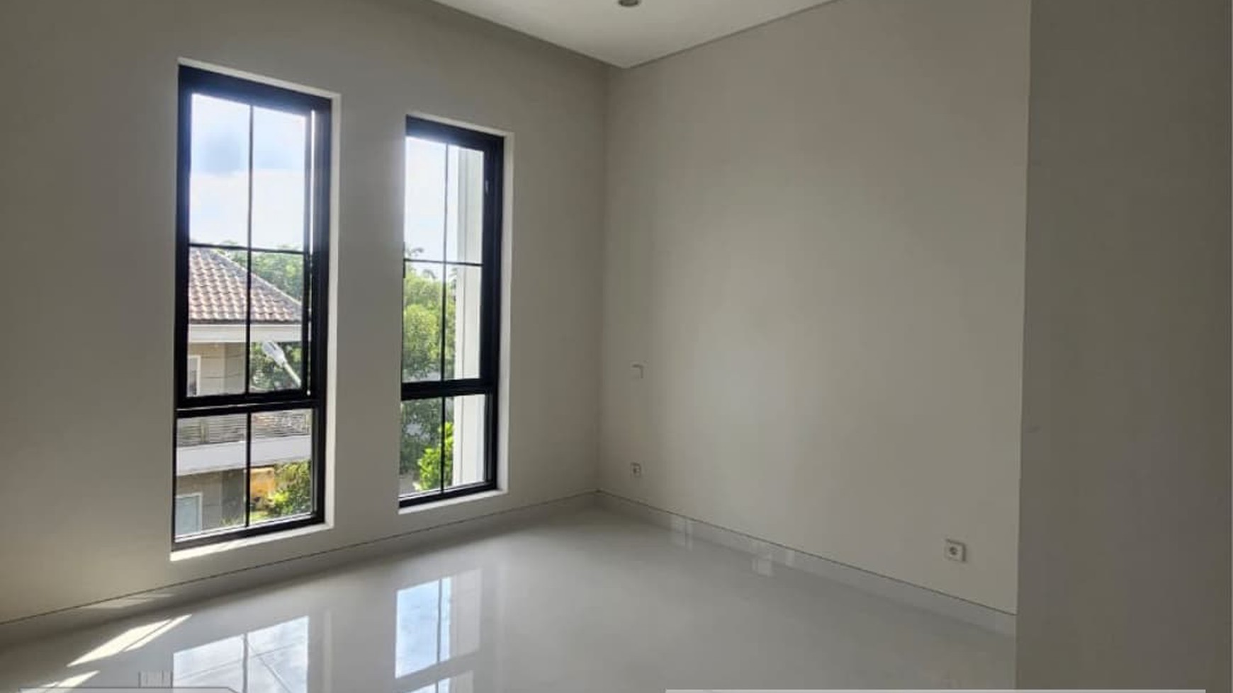 DIJUAL NEW HOUSE DENGAN DESAIN AMERICAN STYLE 3 LANTAI DAN SIAP HUNI - GRAHA FAMILI