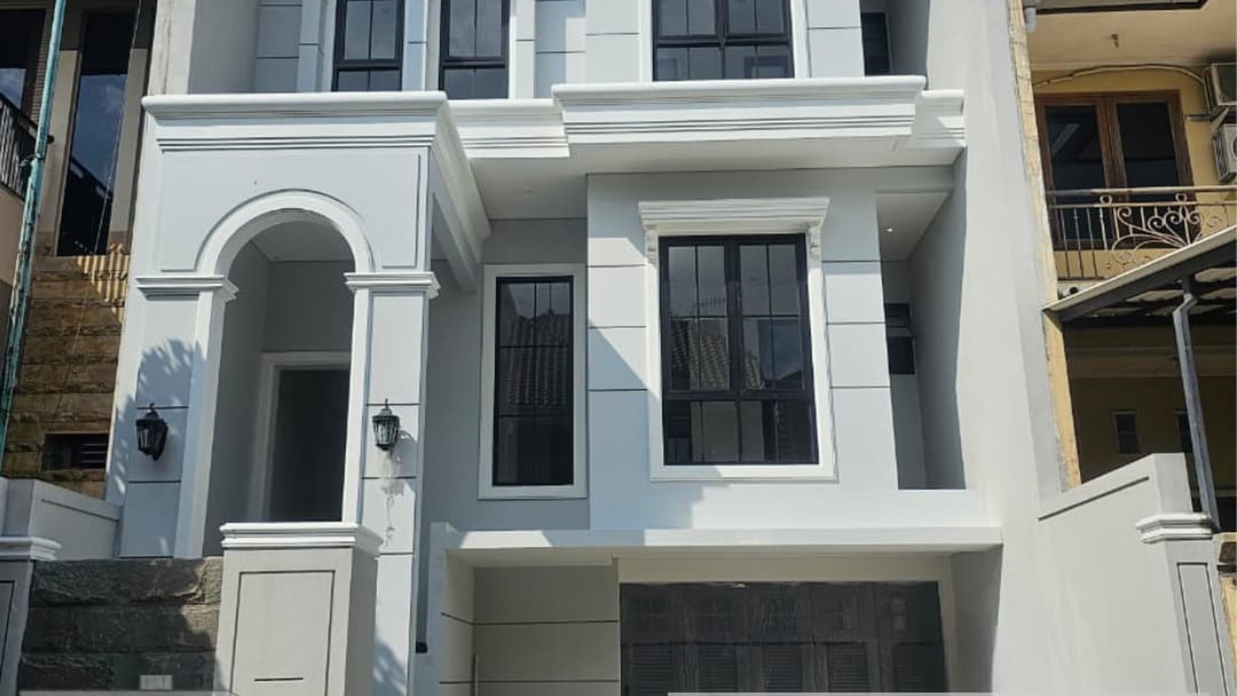 DIJUAL NEW HOUSE DENGAN DESAIN AMERICAN STYLE 3 LANTAI DAN SIAP HUNI - GRAHA FAMILI