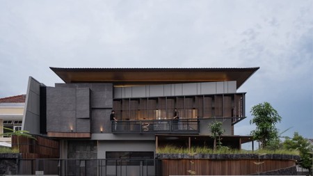NEW HOUSE DENGAN KONSEP TROPICAL HOUSE, MEWAH DAN SIAP HUNI - MANYAR KERTAADI SURABAYA TIMUR 