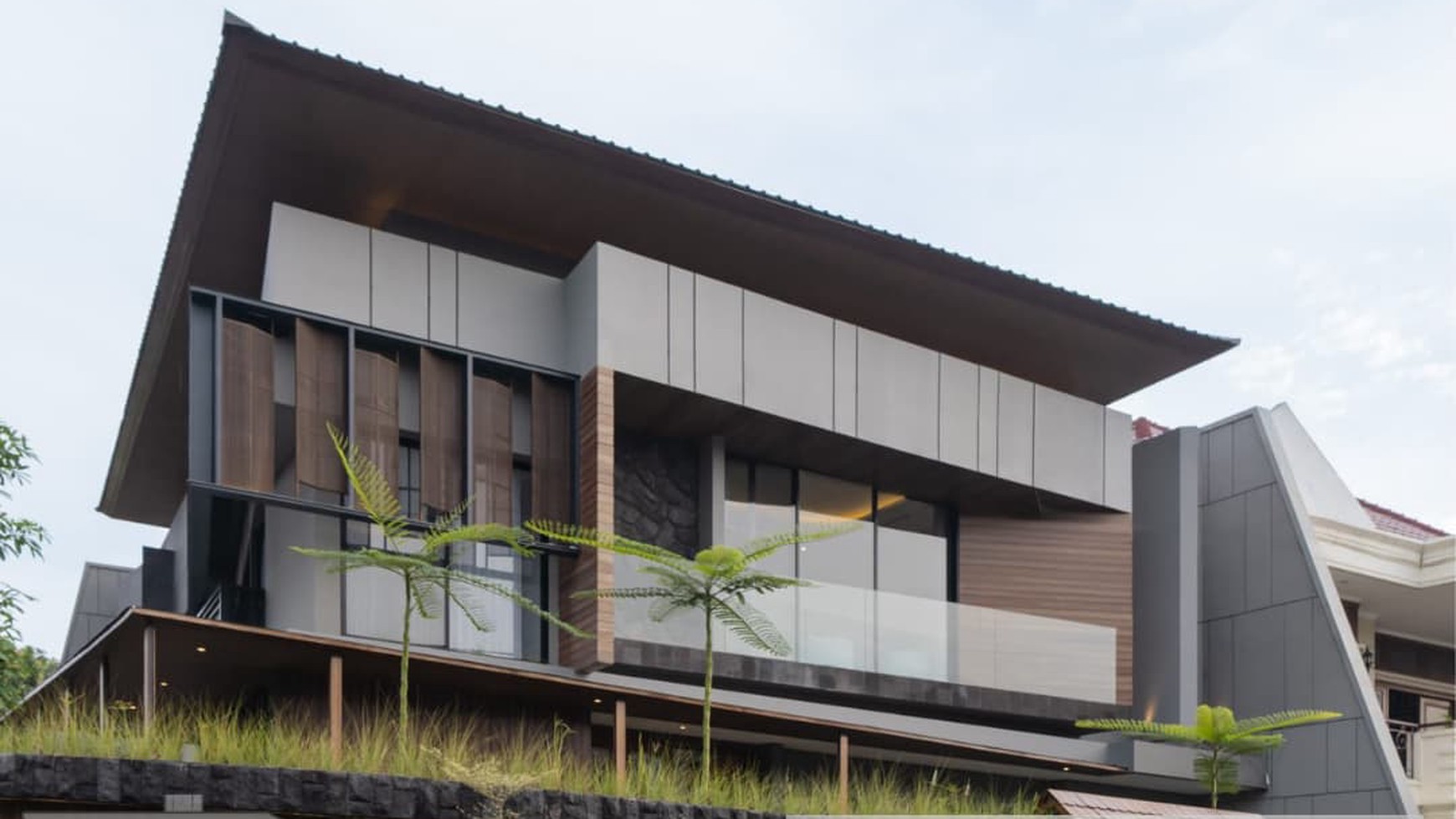 NEW HOUSE DENGAN KONSEP TROPICAL HOUSE, MEWAH DAN SIAP HUNI - MANYAR KERTAADI SURABAYA TIMUR
