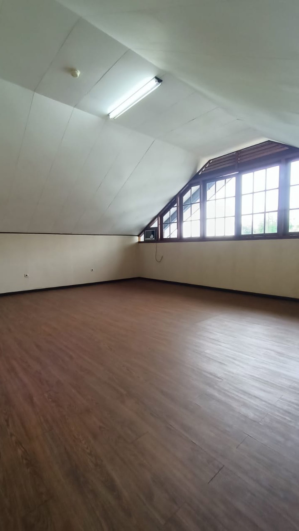 Rumah Mewah dengan Kolam Renang dan Taman Luas