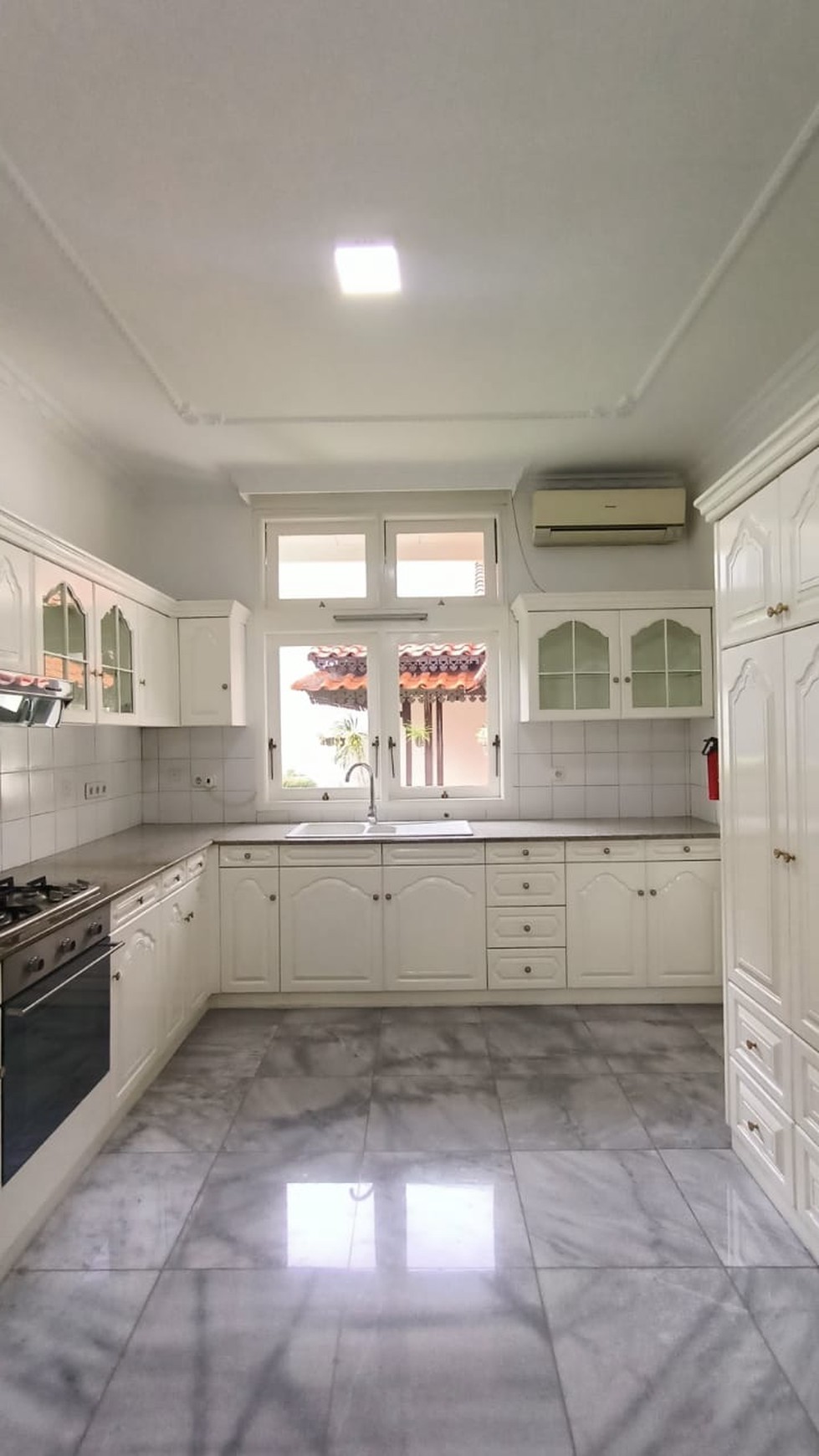 Rumah Mewah dengan Kolam Renang dan Taman Luas