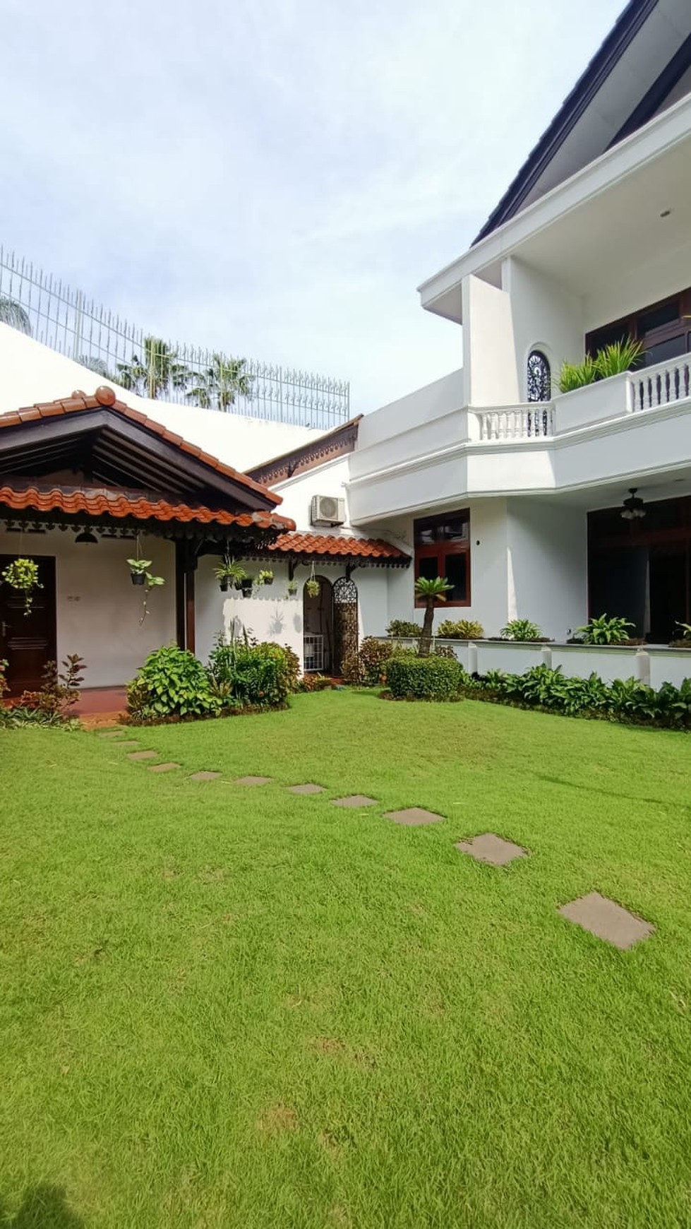 Rumah Mewah dengan Kolam Renang dan Taman Luas