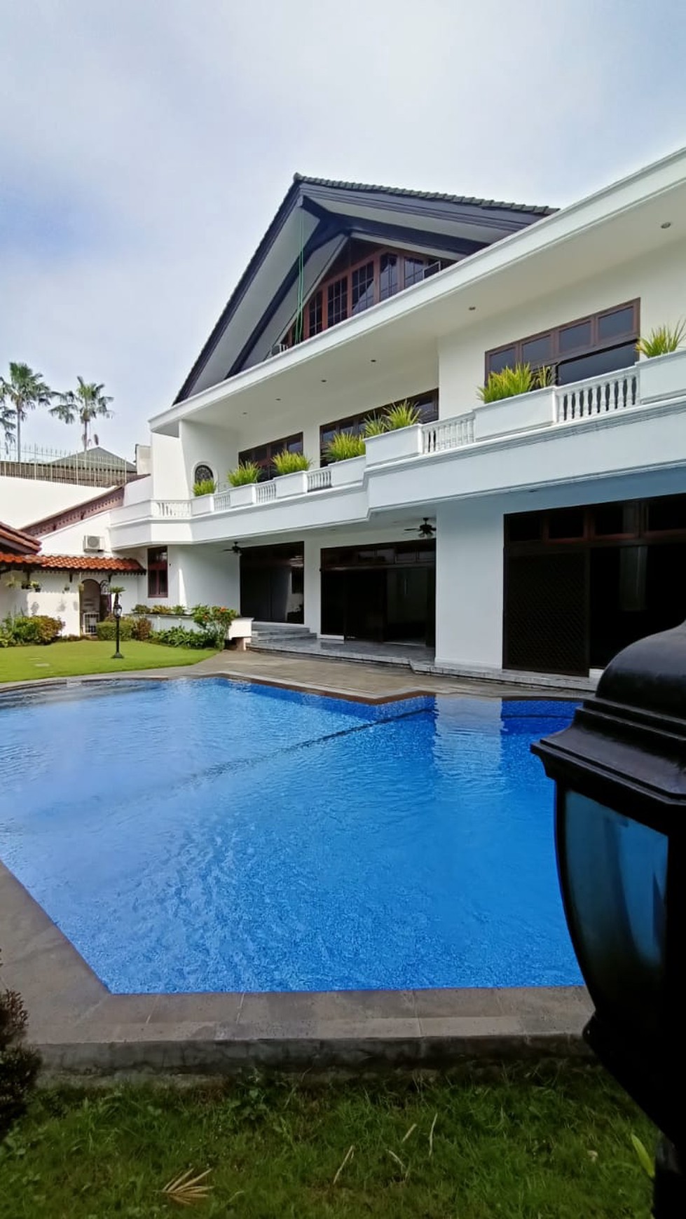 Rumah Mewah dengan Kolam Renang dan Taman Luas