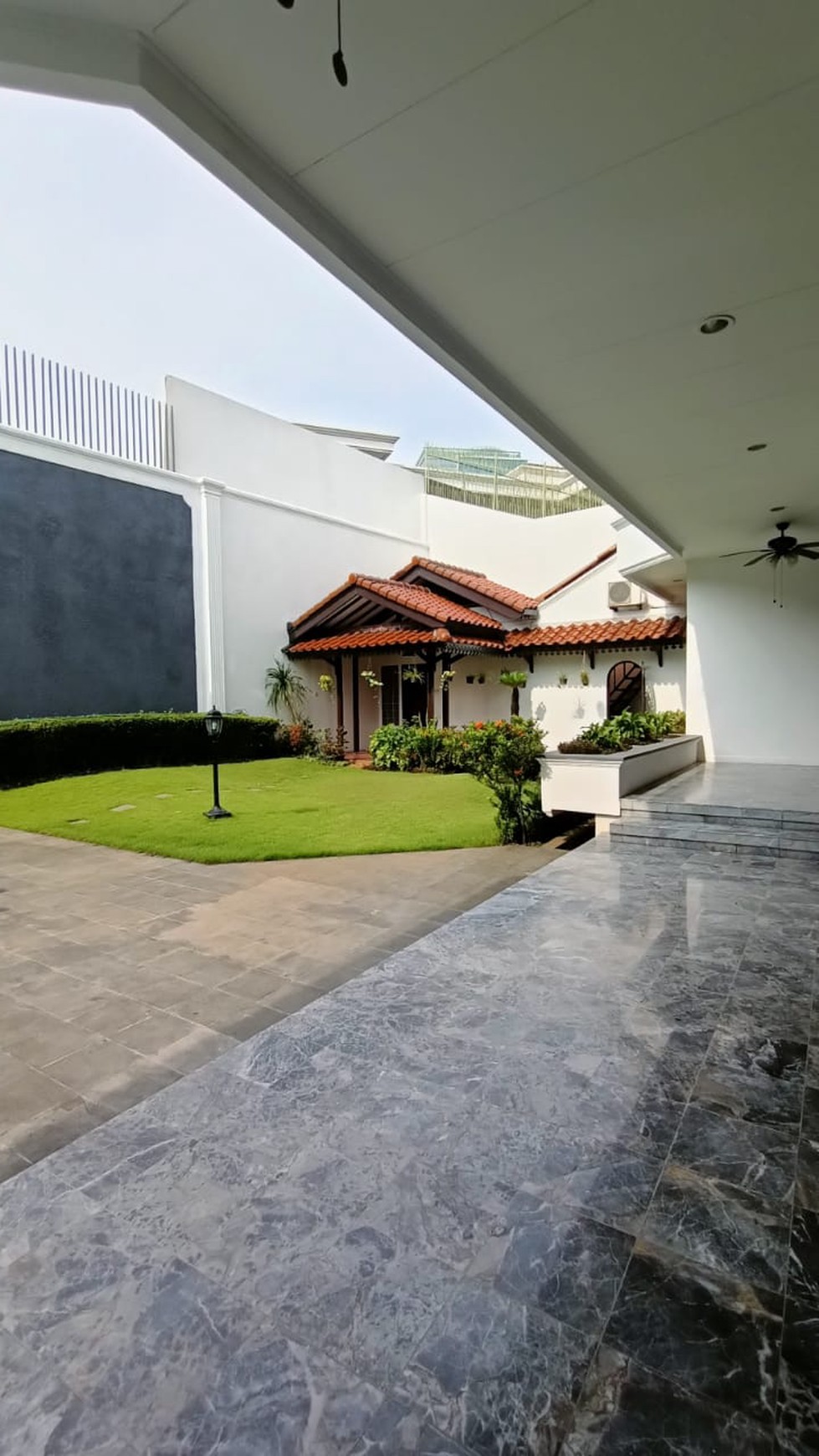 Rumah Mewah dengan Kolam Renang dan Taman Luas