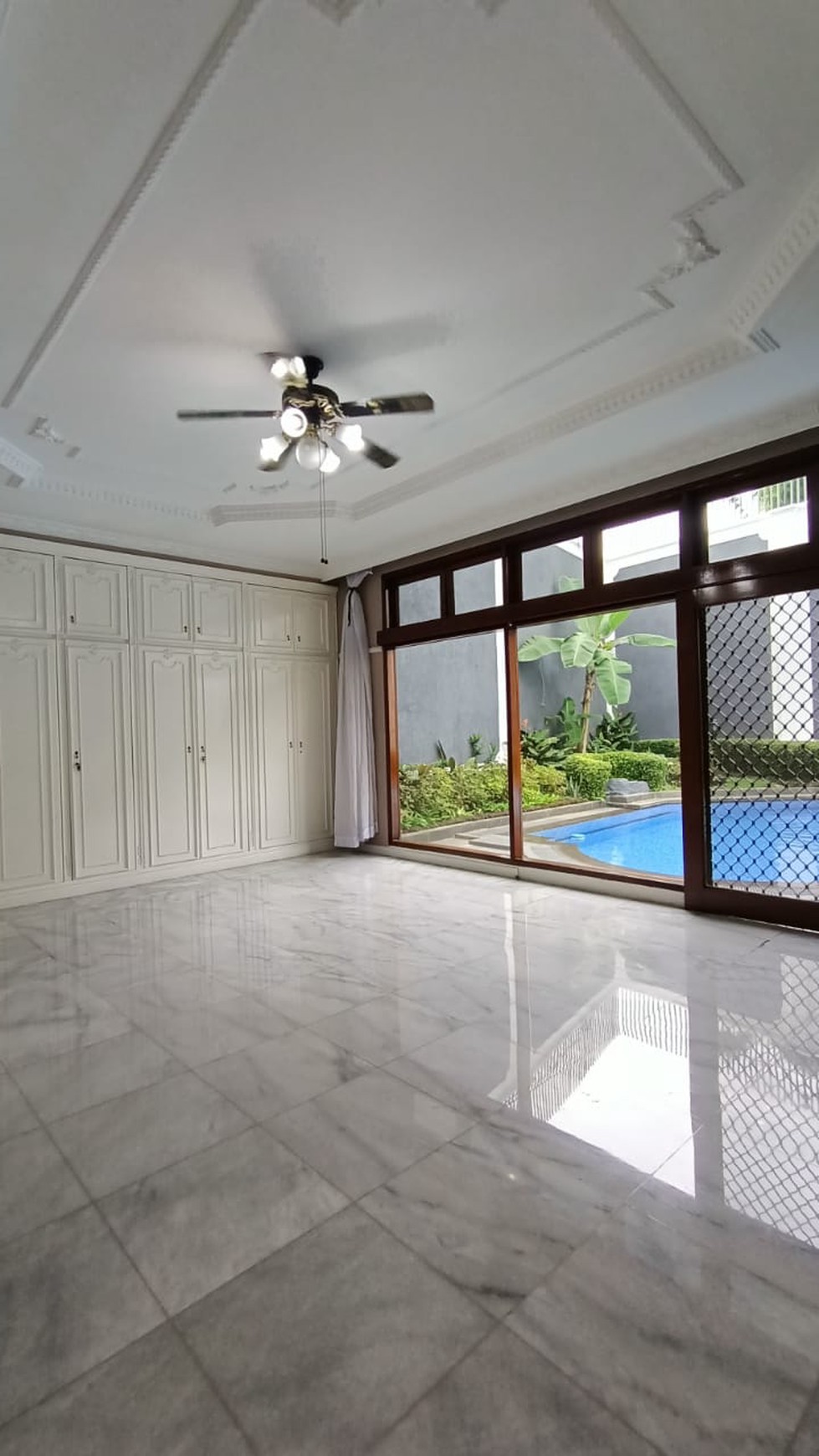 Rumah Mewah dengan Kolam Renang dan Taman Luas