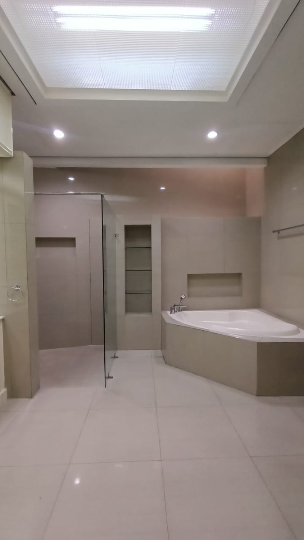 Rumah Mewah dengan Kolam Renang dan Taman Luas