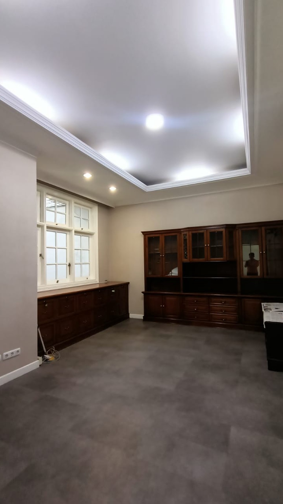 Rumah Mewah dengan Kolam Renang dan Taman Luas