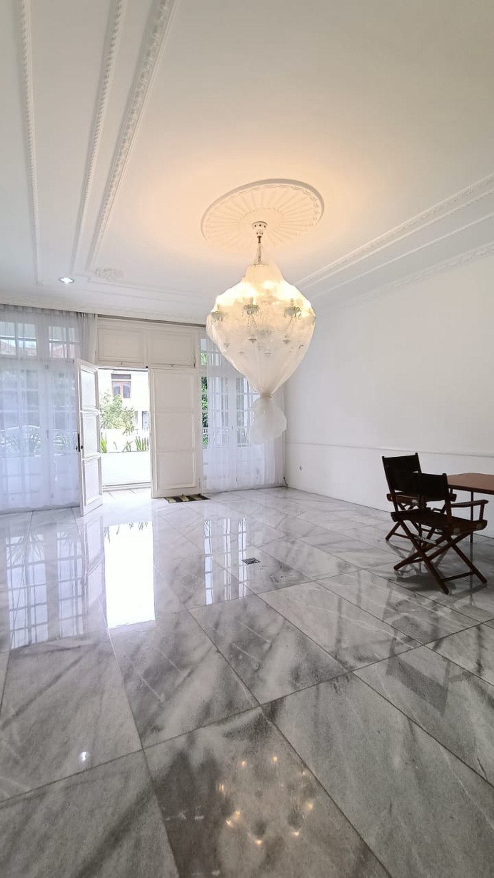 Rumah Mewah dengan Kolam Renang dan Taman Luas