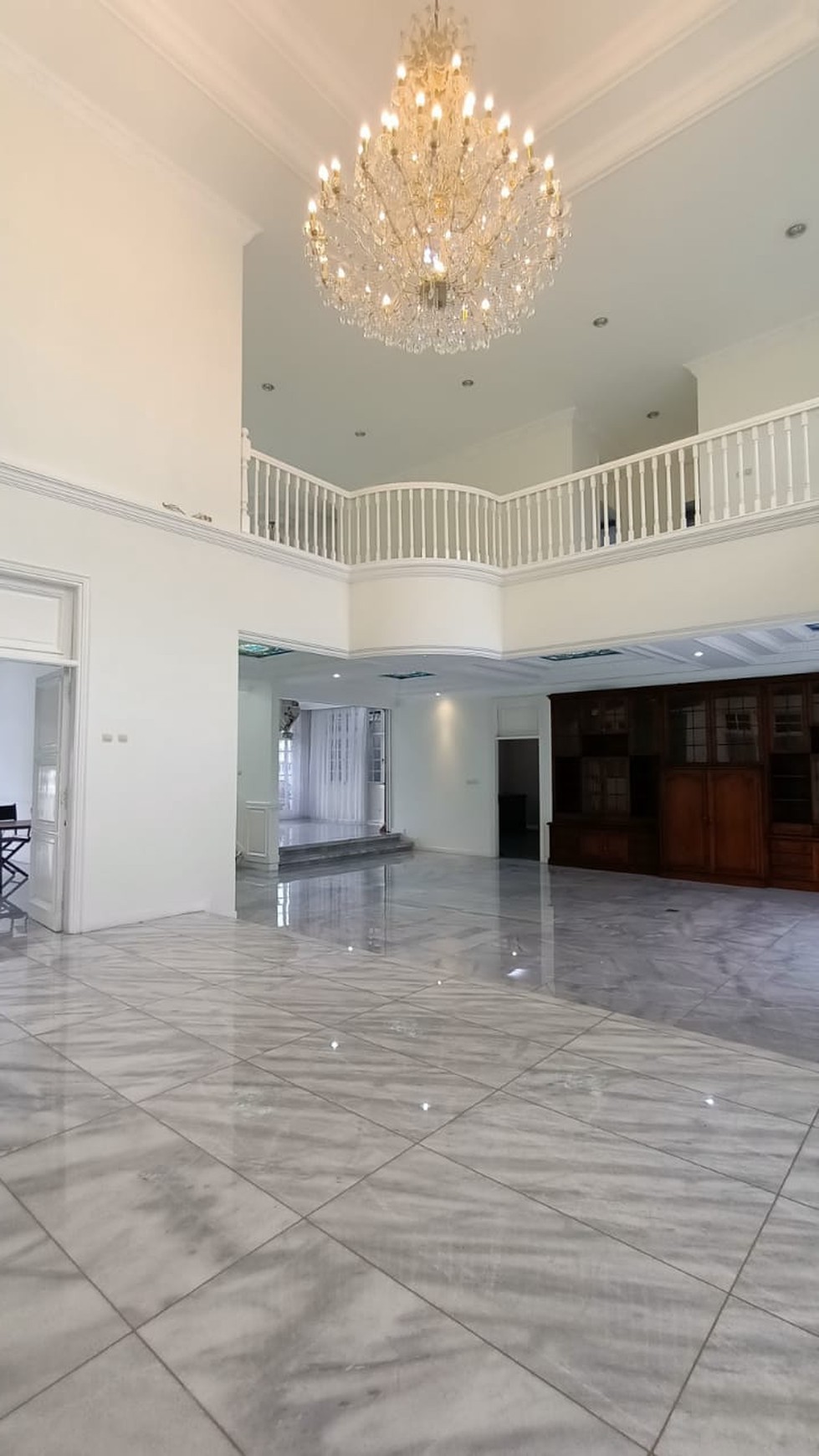 Rumah Mewah dengan Kolam Renang dan Taman Luas
