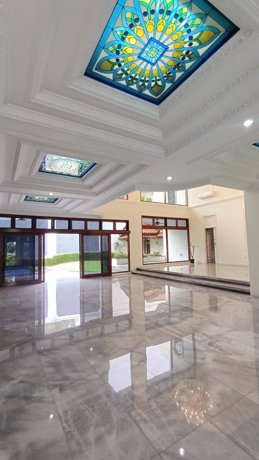 Rumah Mewah dengan Kolam Renang dan Taman Luas