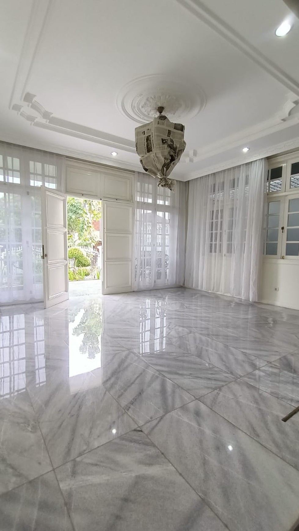 Rumah Mewah dengan Kolam Renang dan Taman Luas