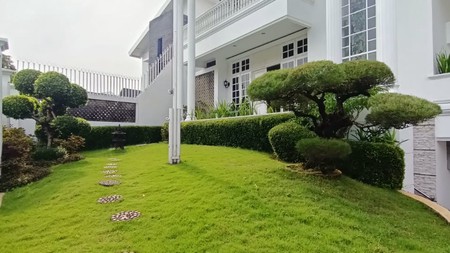 Rumah Mewah dengan Kolam Renang dan Taman Luas 