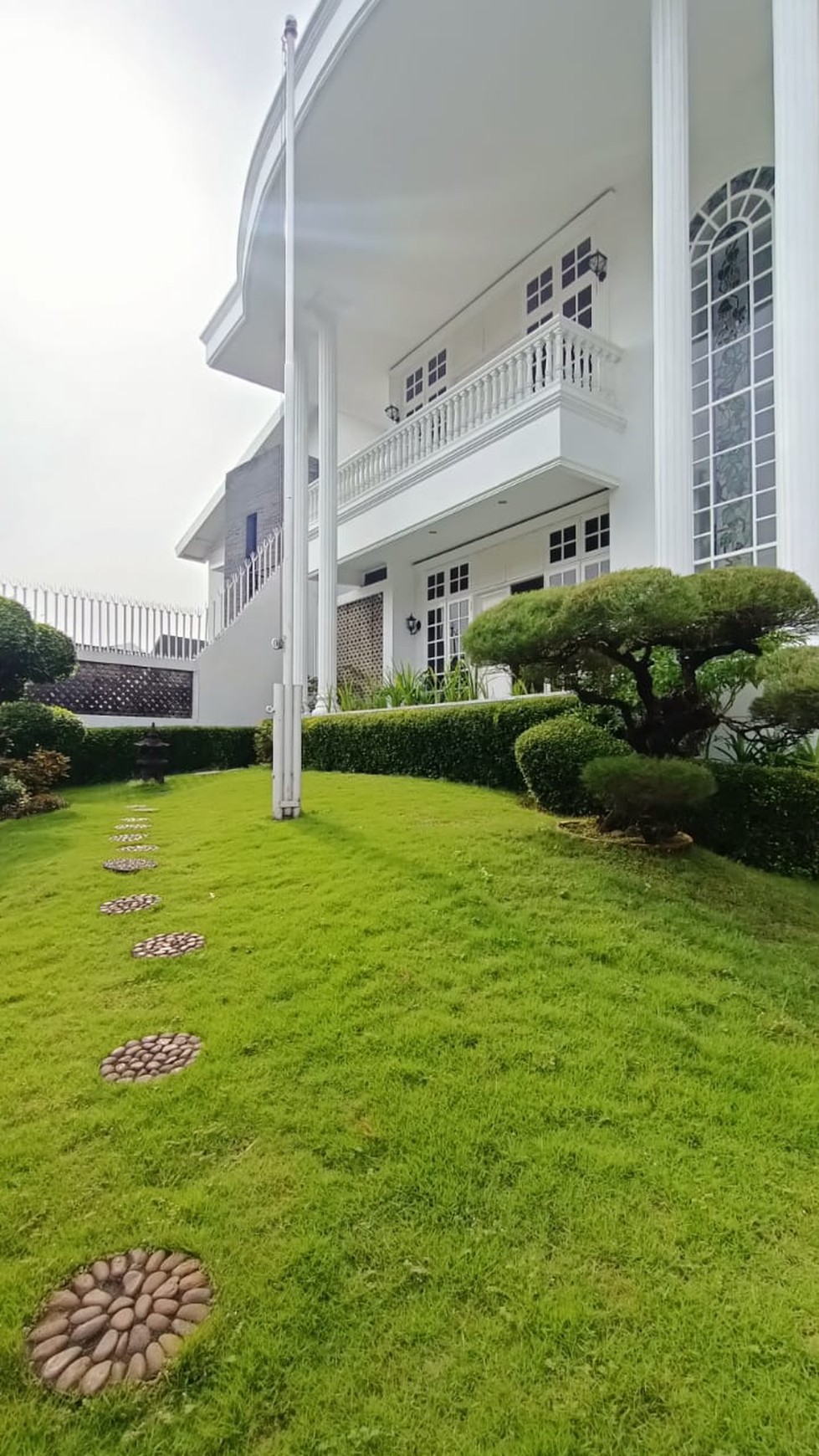 Rumah Mewah dengan Kolam Renang dan Taman Luas