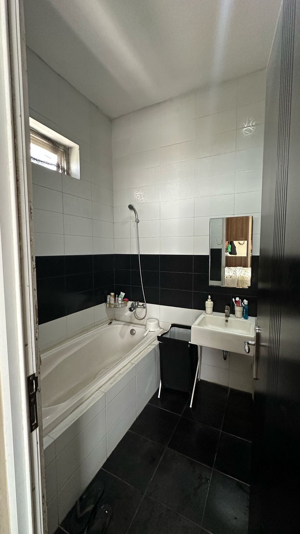 Rumah Bagus, Semi furnished, lokasi strategis di Bintaro Sektor 3A