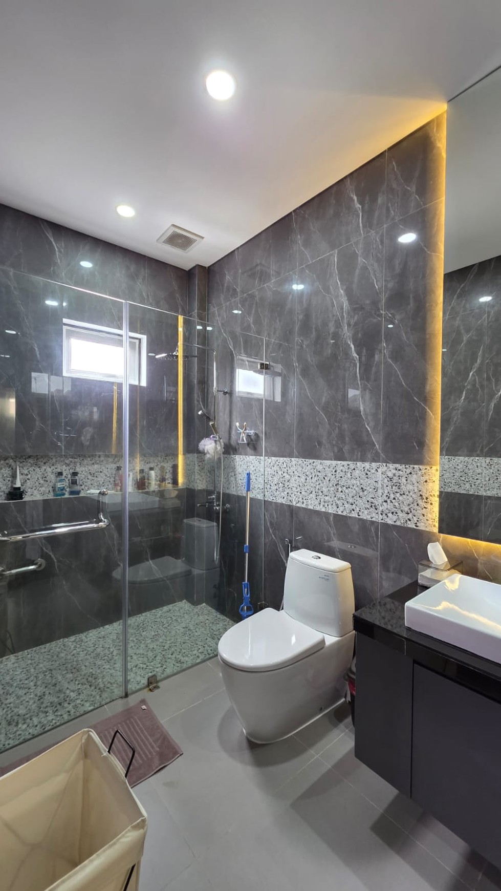 Dijual Rumah Kondisi Rapi dan Siap Huni Harga Masuk Akal di Taman Parahyangan - Lippo Karawaci Tangerang