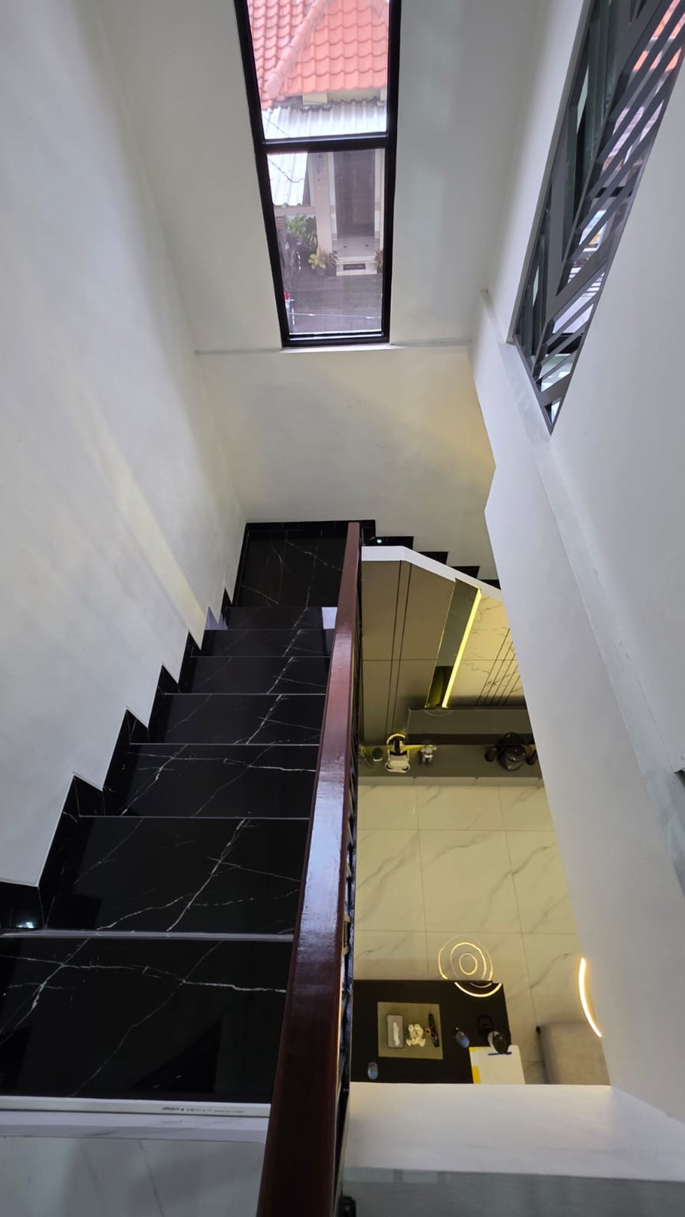 Dijual Rumah Kondisi Rapi dan Siap Huni Harga Masuk Akal di Taman Parahyangan - Lippo Karawaci Tangerang