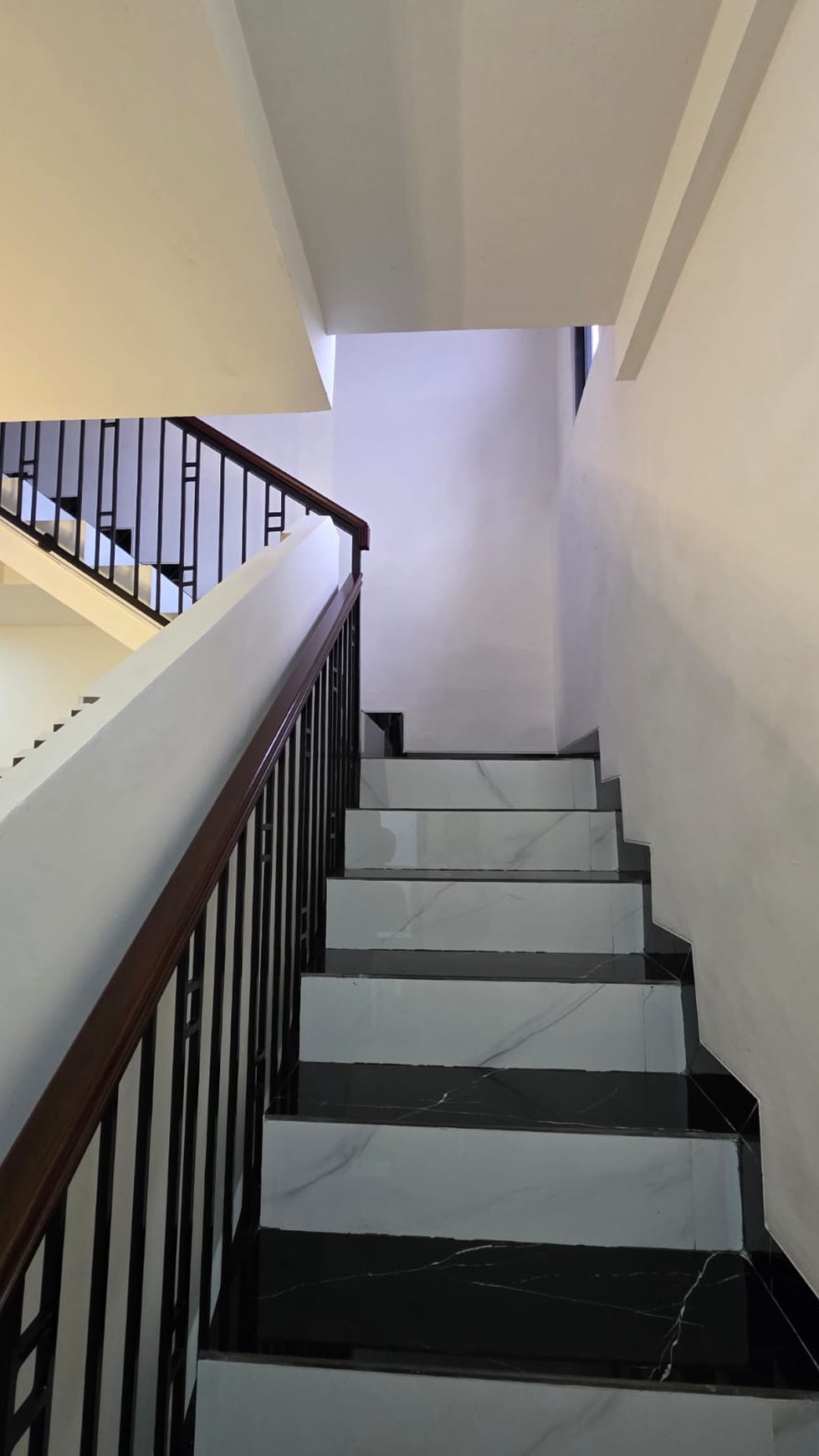 Dijual Rumah Kondisi Rapi dan Siap Huni Harga Masuk Akal di Taman Parahyangan - Lippo Karawaci Tangerang