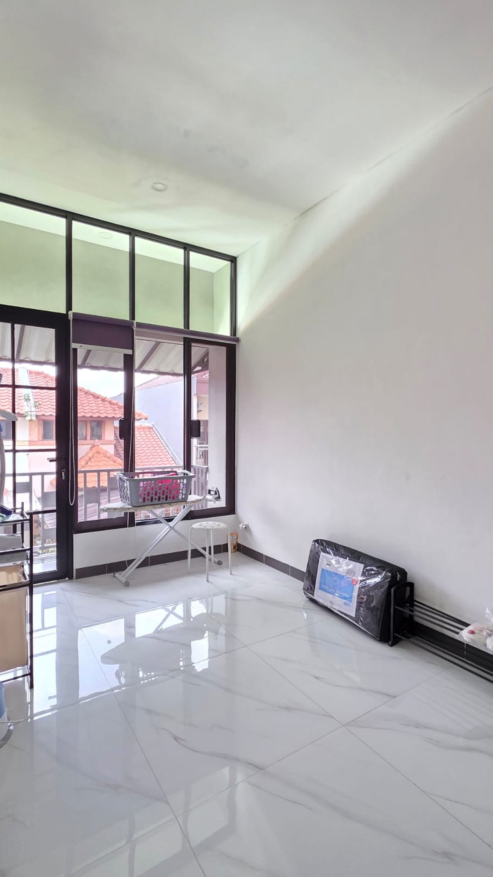 Dijual Rumah Kondisi Rapi dan Siap Huni Harga Masuk Akal di Taman Parahyangan - Lippo Karawaci Tangerang