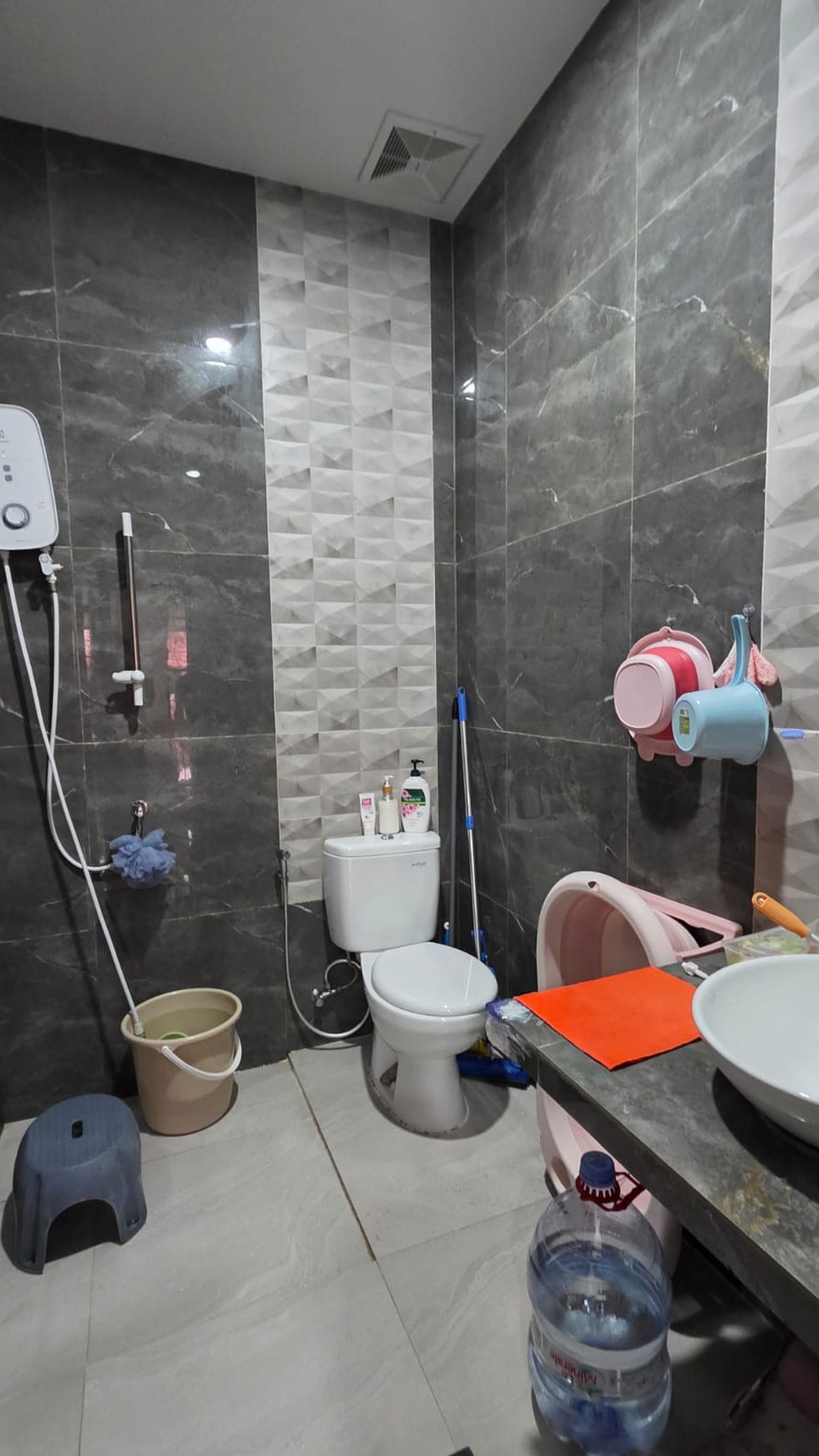 Dijual Rumah Kondisi Rapi dan Siap Huni Harga Masuk Akal di Taman Parahyangan - Lippo Karawaci Tangerang