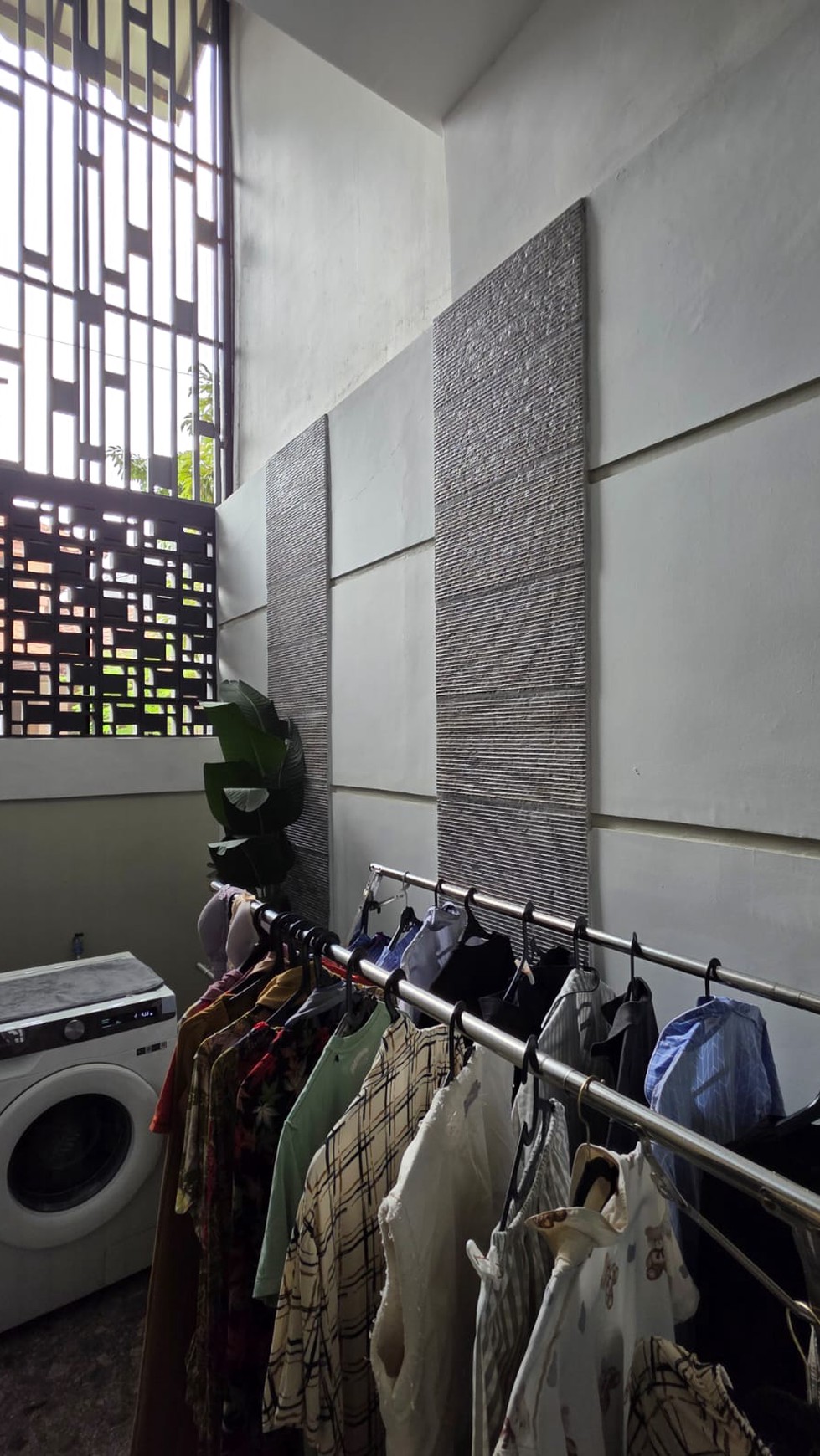 Dijual Rumah Kondisi Rapi dan Siap Huni Harga Masuk Akal di Taman Parahyangan - Lippo Karawaci Tangerang