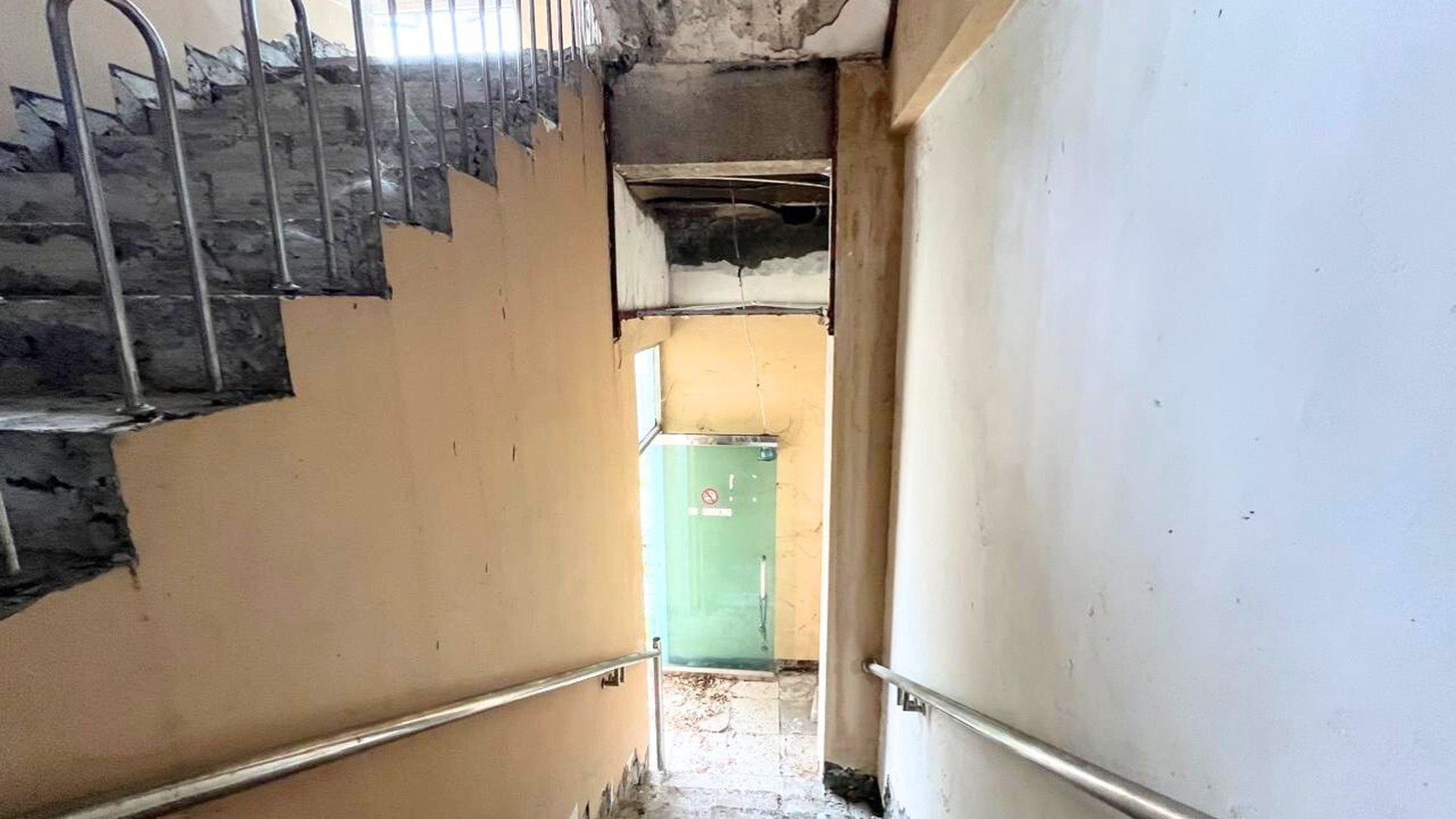 Gedung Kantor 4 Lantai Lokasi Strategis di Tebet