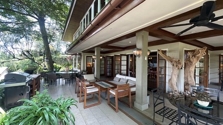 Villa Cantik Asri dengan Hunian Nyaman Halaman Luas ada kolam berenang