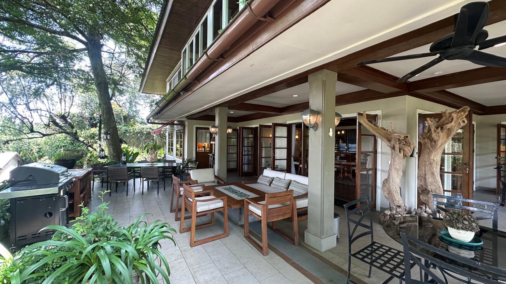 Villa Cantik Asri dengan Hunian Nyaman Halaman Luas ada kolam berenang