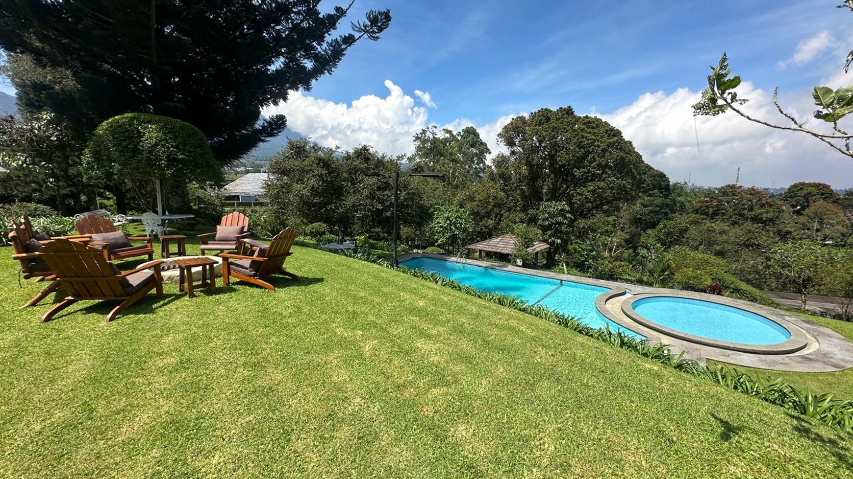 Villa Cantik Asri dengan Hunian Nyaman Halaman Luas ada kolam berenang