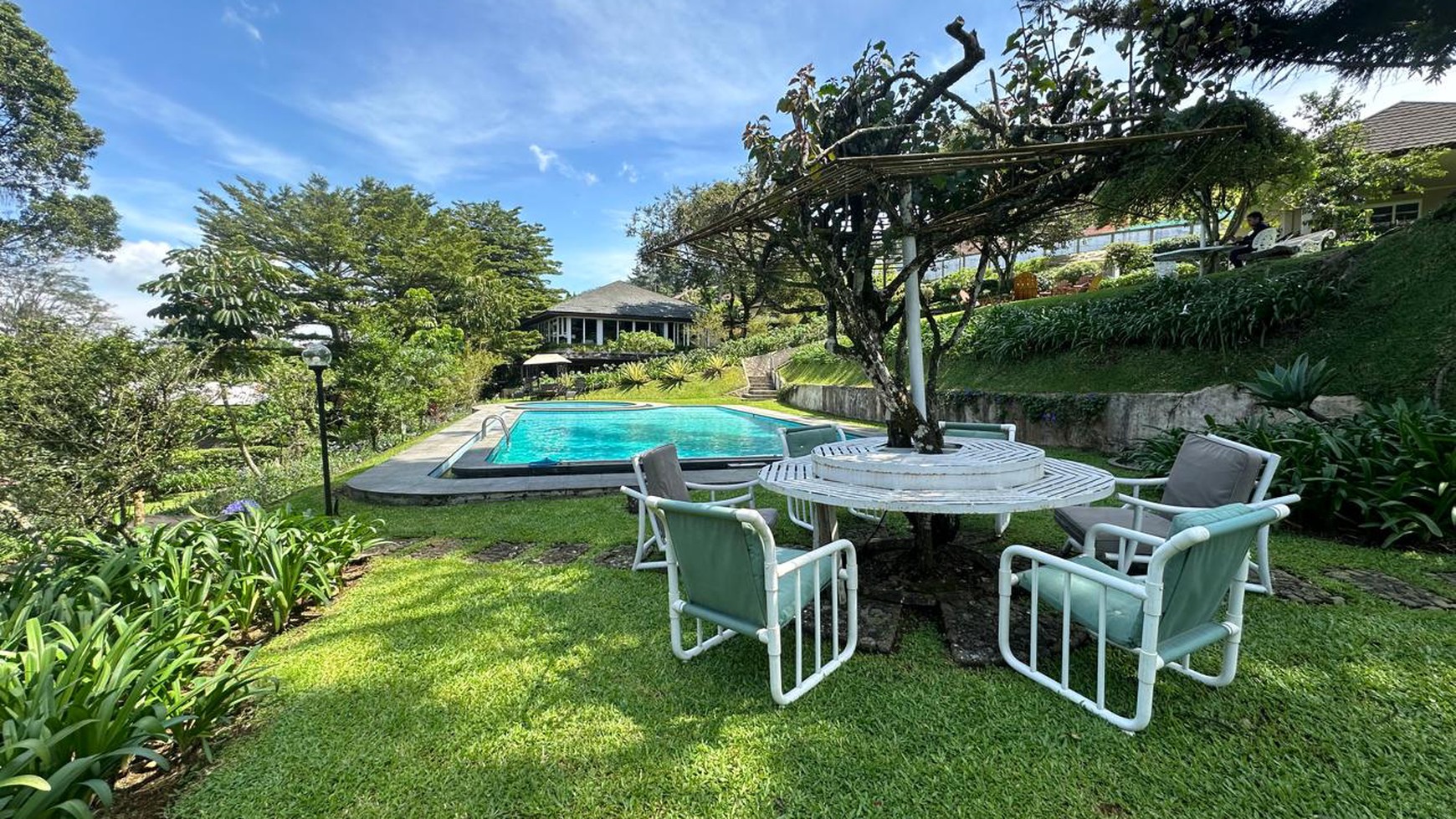 Villa Cantik Asri dengan Hunian Nyaman Halaman Luas ada kolam berenang