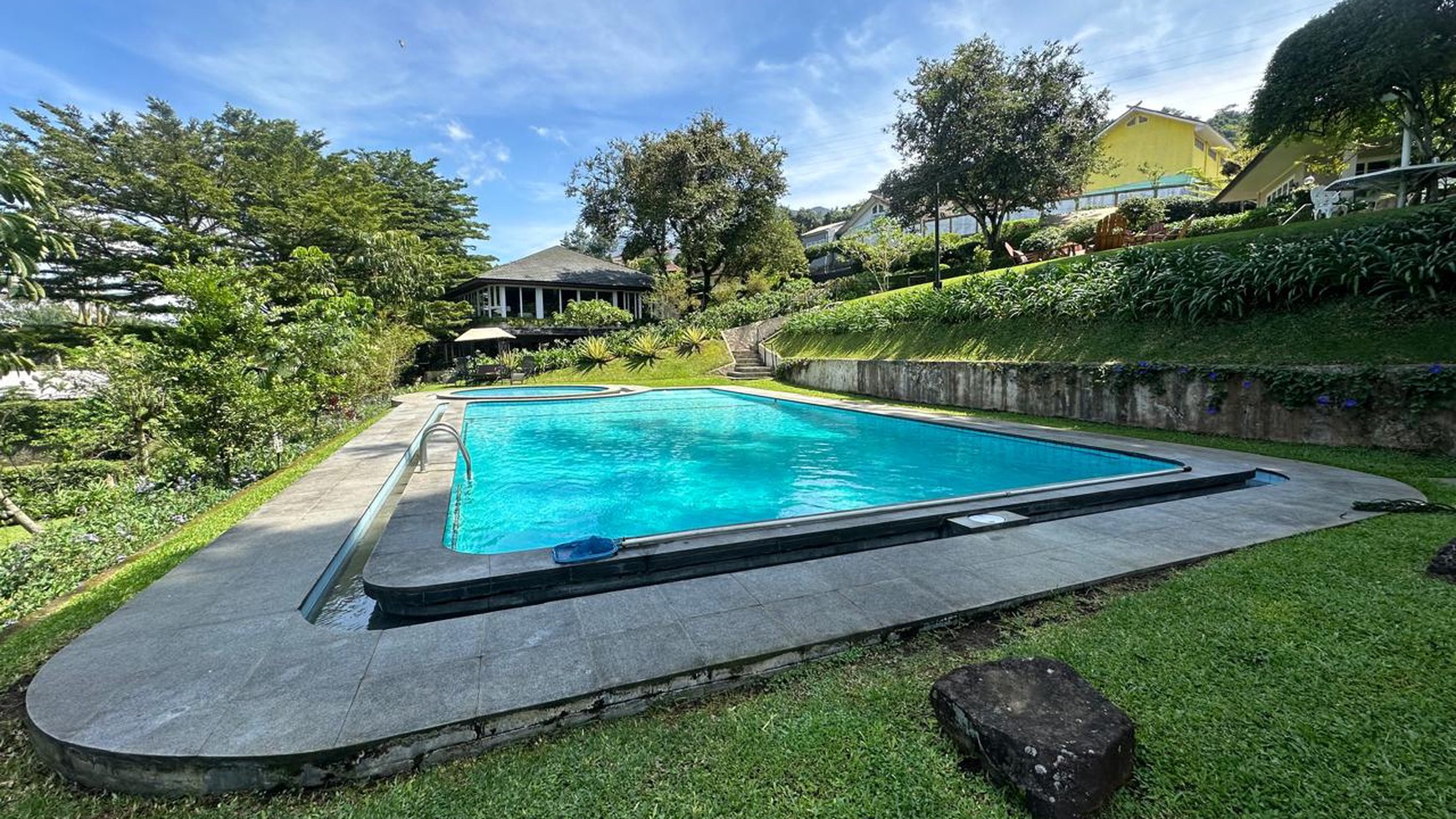 Villa Cantik Asri dengan Hunian Nyaman Halaman Luas ada kolam berenang