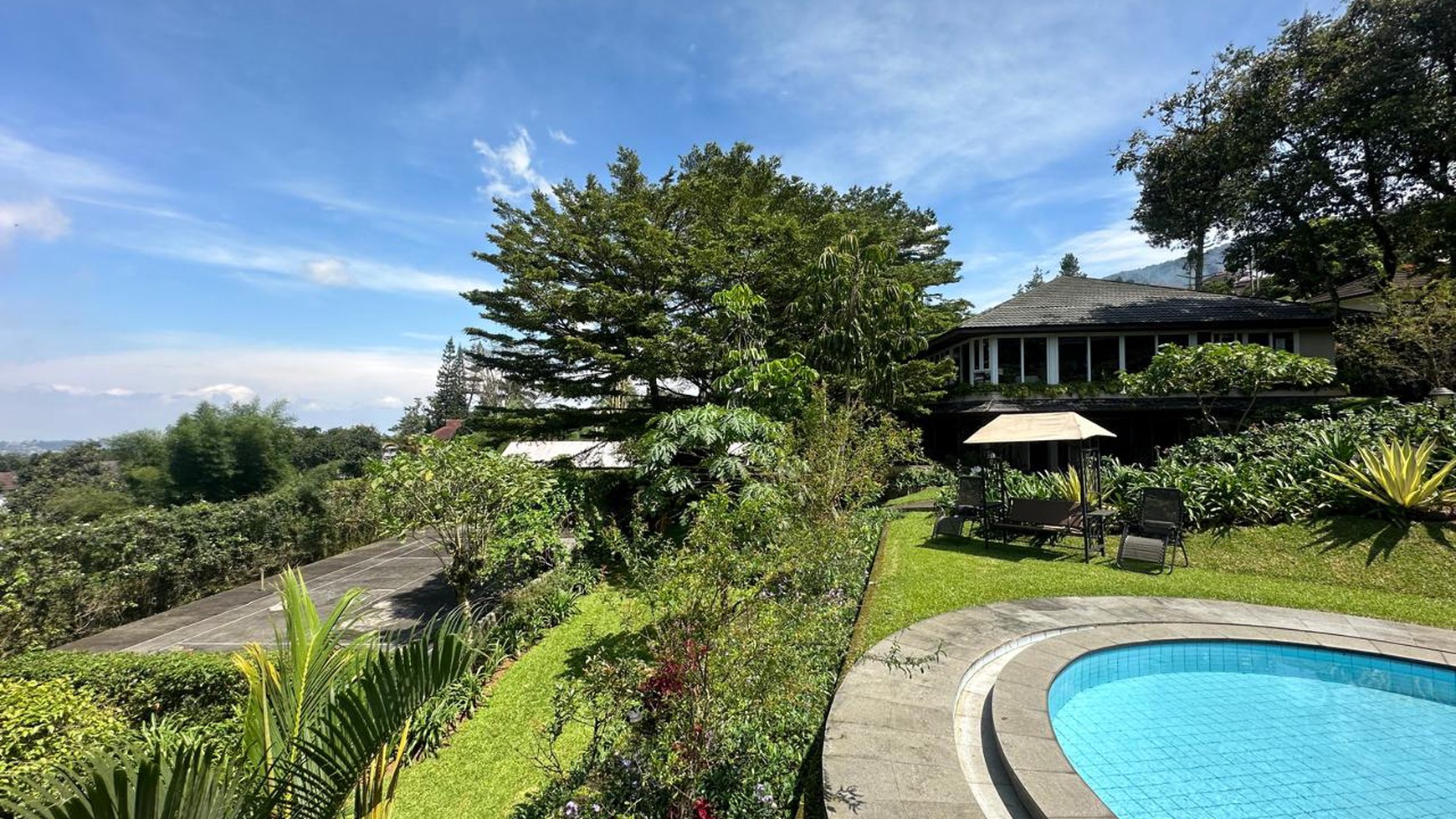 Villa Cantik Asri dengan Hunian Nyaman Halaman Luas ada kolam berenang