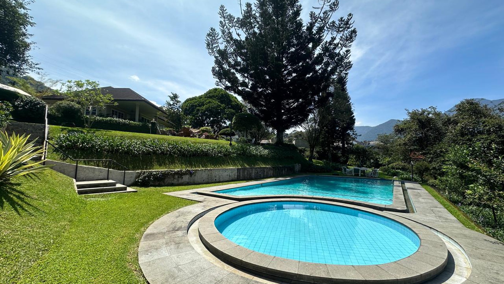 Villa Cantik Asri dengan Hunian Nyaman Halaman Luas ada kolam berenang