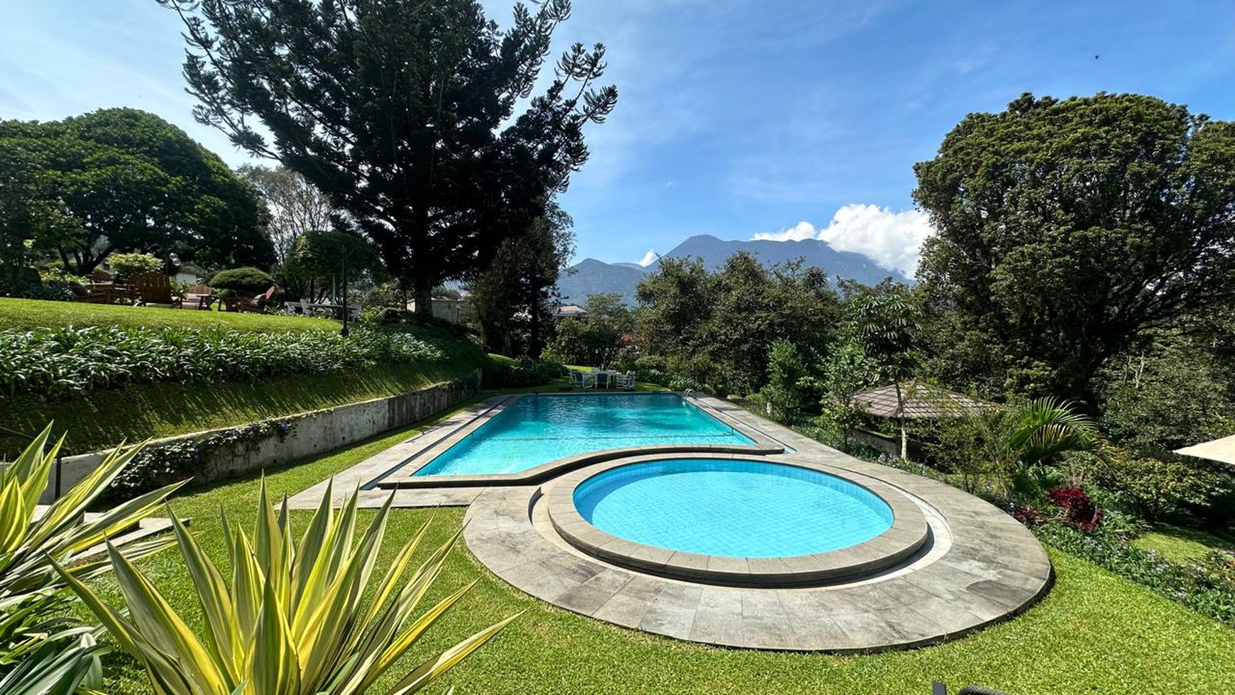 Villa Cantik Asri dengan Hunian Nyaman Halaman Luas ada kolam berenang