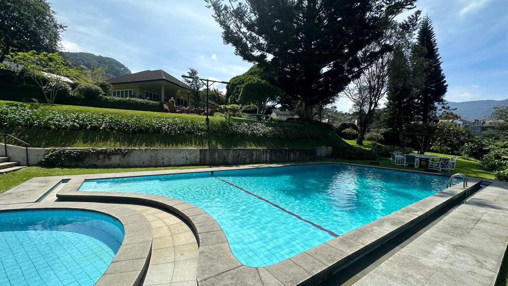 Villa Cantik Asri dengan Hunian Nyaman Halaman Luas ada kolam berenang