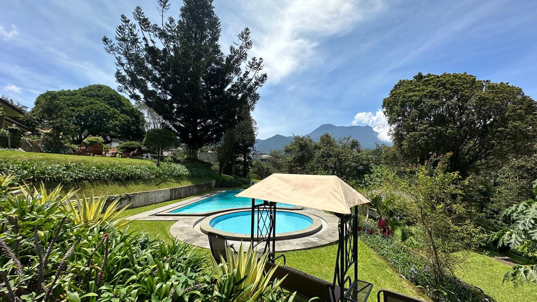 Villa Cantik Asri dengan Hunian Nyaman Halaman Luas ada kolam berenang