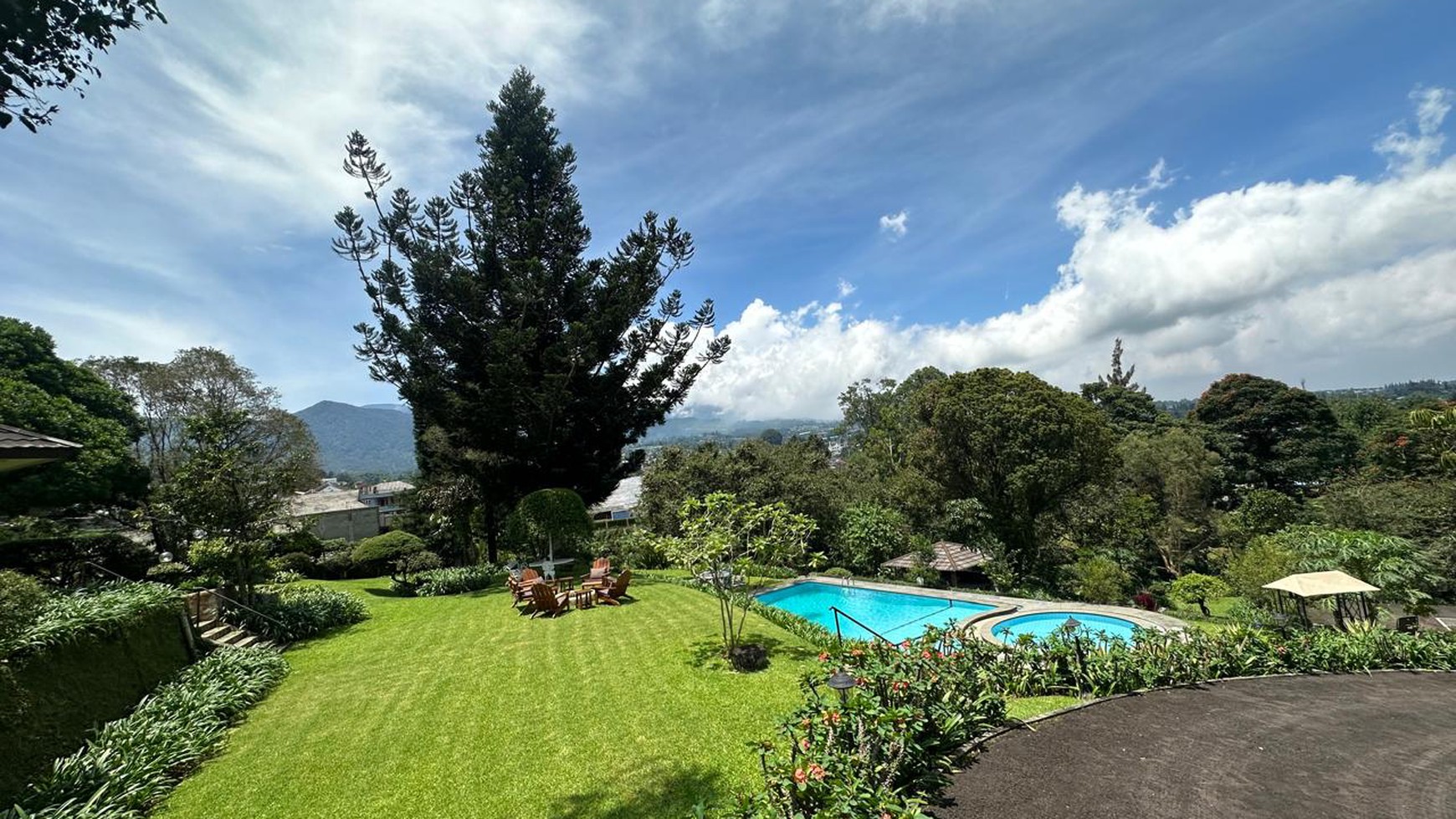 Villa Cantik Asri dengan Hunian Nyaman Halaman Luas ada kolam berenang