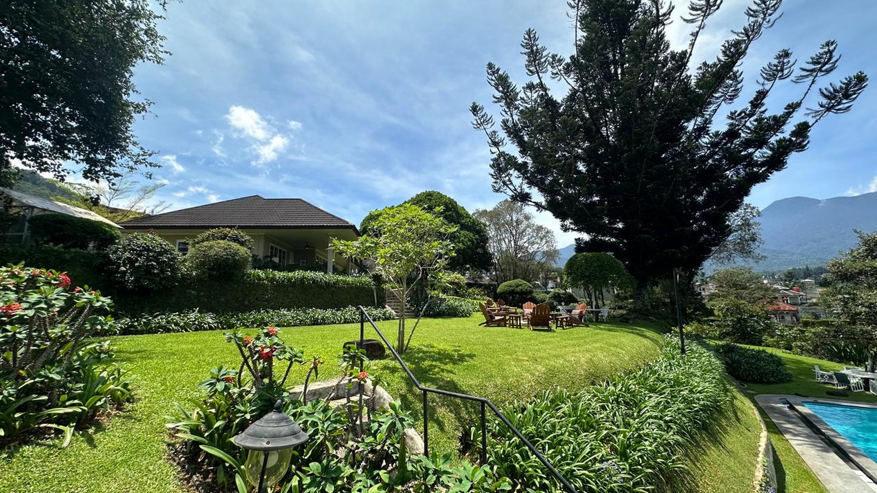 Villa Cantik Asri dengan Hunian Nyaman Halaman Luas ada kolam berenang