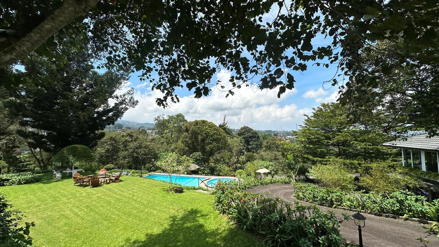 Villa Cantik Asri dengan Hunian Nyaman Halaman Luas ada kolam berenang